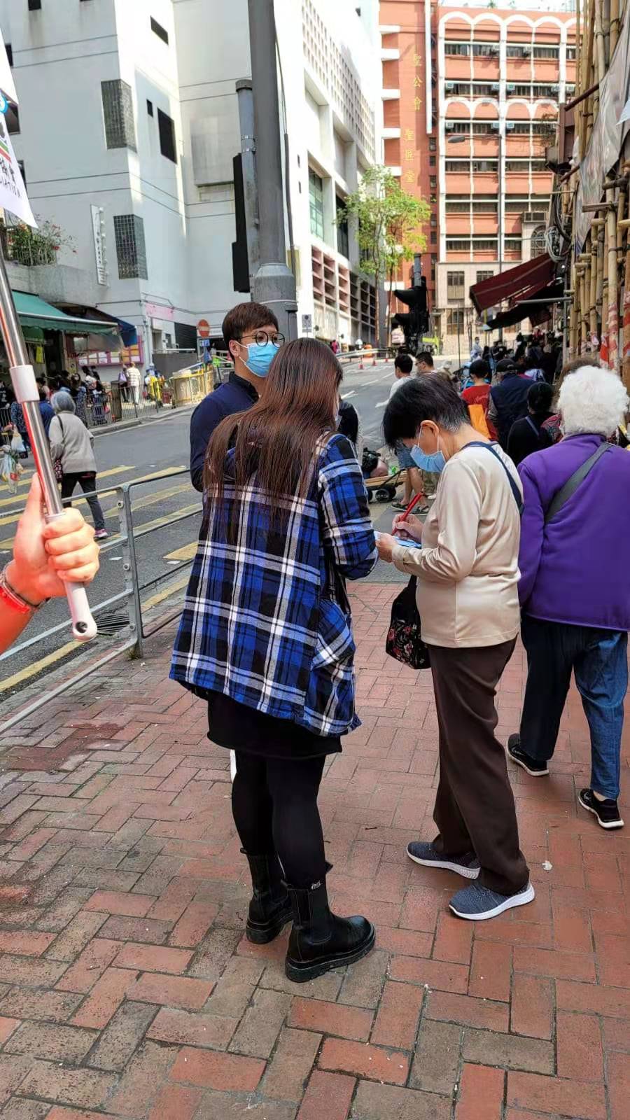 工作人員向市民講解完善香港選舉制度的好處。(大公文匯全媒體記者 馮沛賢 攝)