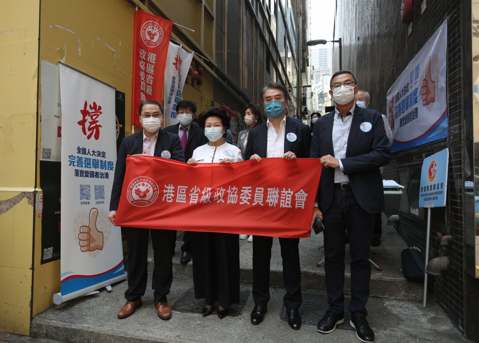港區省級政協委員聯誼會設街站,收集市民簽名,支持完善香港特區的選舉制度。(大公文匯全媒體記者 凱楊 攝)