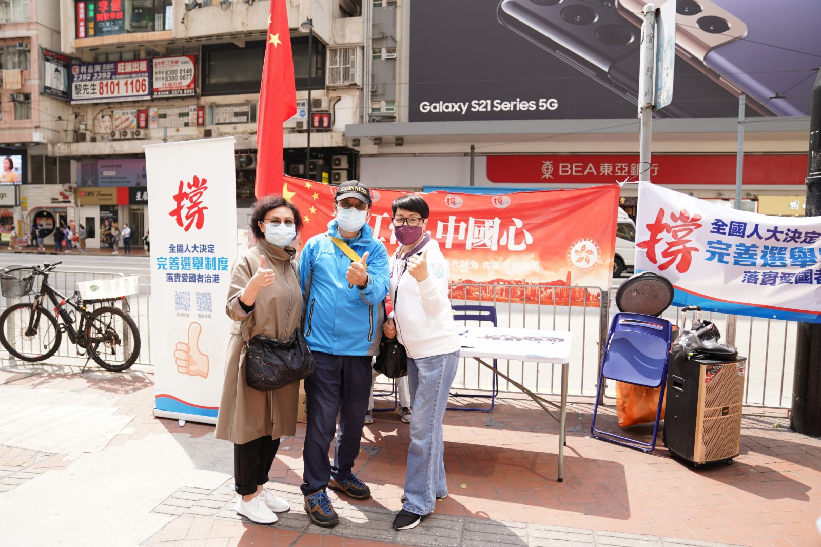 市民在銅鑼灣的一個街站簽名,支持完善香港特區的選舉制度。(大公文匯全媒體記者 李斯哲 攝)