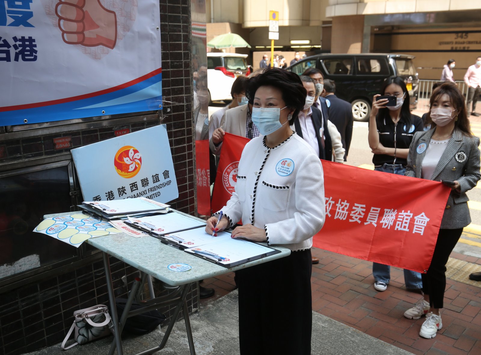 港區省級政協委員聯誼會設街站,收集市民簽名,支持完善香港特區的選舉制度。(大公文匯全媒體記者 凱楊 攝)