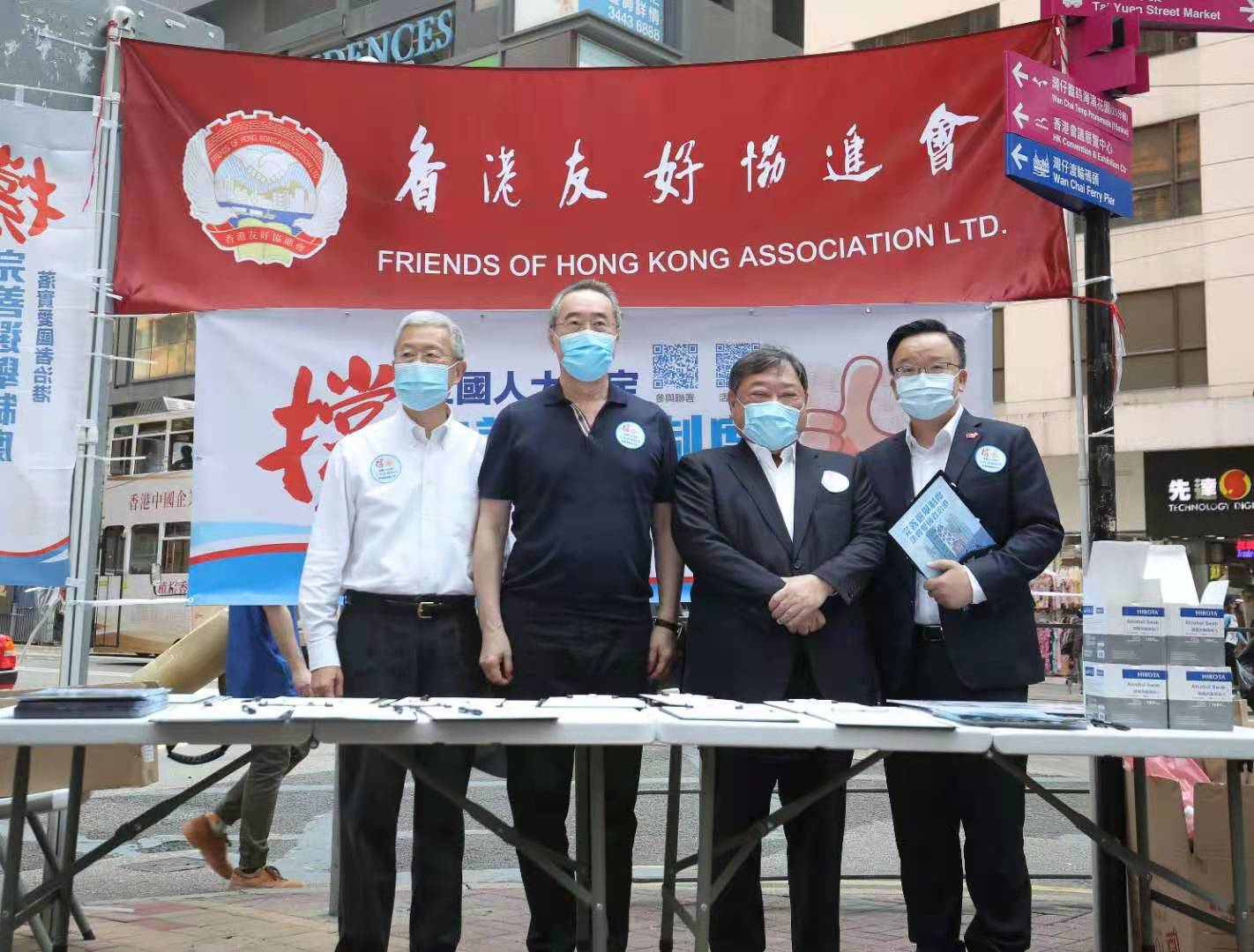 香港友好協進會於灣仔設立街站,支持完善香港特區的選舉制度。香港友好協進會會長唐英年(左二)參與街站簽名活動。(大公文匯全媒體記者 凱楊 攝)