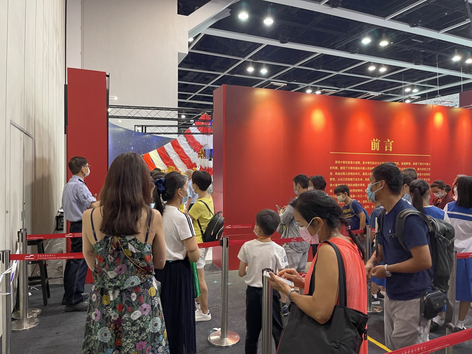 在慶祝中國共產黨建黨百週年及香港回歸24週年之際,國家頂尖航天科學家組成的「宇宙天團」於6月底專程訪港走進校園與青年學生交流,並帶來極其珍貴的「嫦娥五號」月壤樣本,於「時代精神耀香江」之百年中國科學家主題展公開展出。今日(9日)是展覽的最後一日,市民熱情不減,紛紛排隊一睹月壤真容,瞭解中國航天科技成就,感悟科學家不懈的追求。(大公文匯全媒體記者 攝)