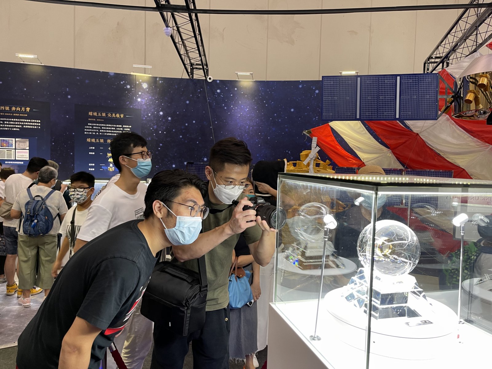 在慶祝中國共產黨建黨百週年及香港回歸24週年之際,國家頂尖航天科學家組成的「宇宙天團」於6月底專程訪港走進校園與青年學生交流,並帶來極其珍貴的「嫦娥五號」月壤樣本,於「時代精神耀香江」之百年中國科學家主題展公開展出。今日(9日)是展覽的最後一日,市民熱情不減,紛紛排隊一睹月壤真容,瞭解中國航天科技成就,感悟科學家不懈的追求。(大公文匯全媒體記者 攝)