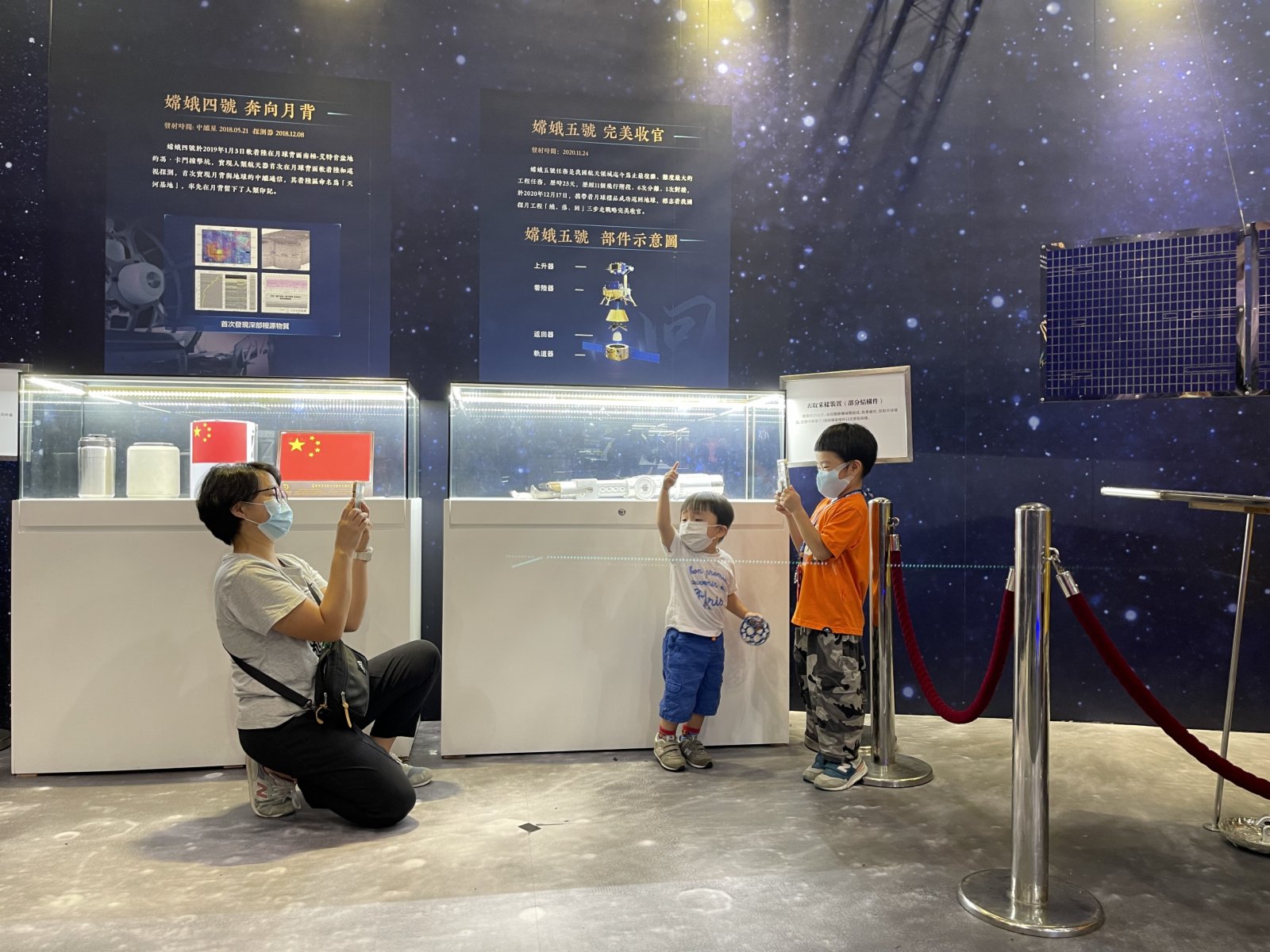 在慶祝中國共產黨建黨百週年及香港回歸24週年之際,國家頂尖航天科學家組成的「宇宙天團」於6月底專程訪港走進校園與青年學生交流,並帶來極其珍貴的「嫦娥五號」月壤樣本,於「時代精神耀香江」之百年中國科學家主題展公開展出。今日(9日)是展覽的最後一日,市民熱情不減,紛紛排隊一睹月壤真容,瞭解中國航天科技成就,感悟科學家不懈的追求。(大公文匯全媒體記者 攝)