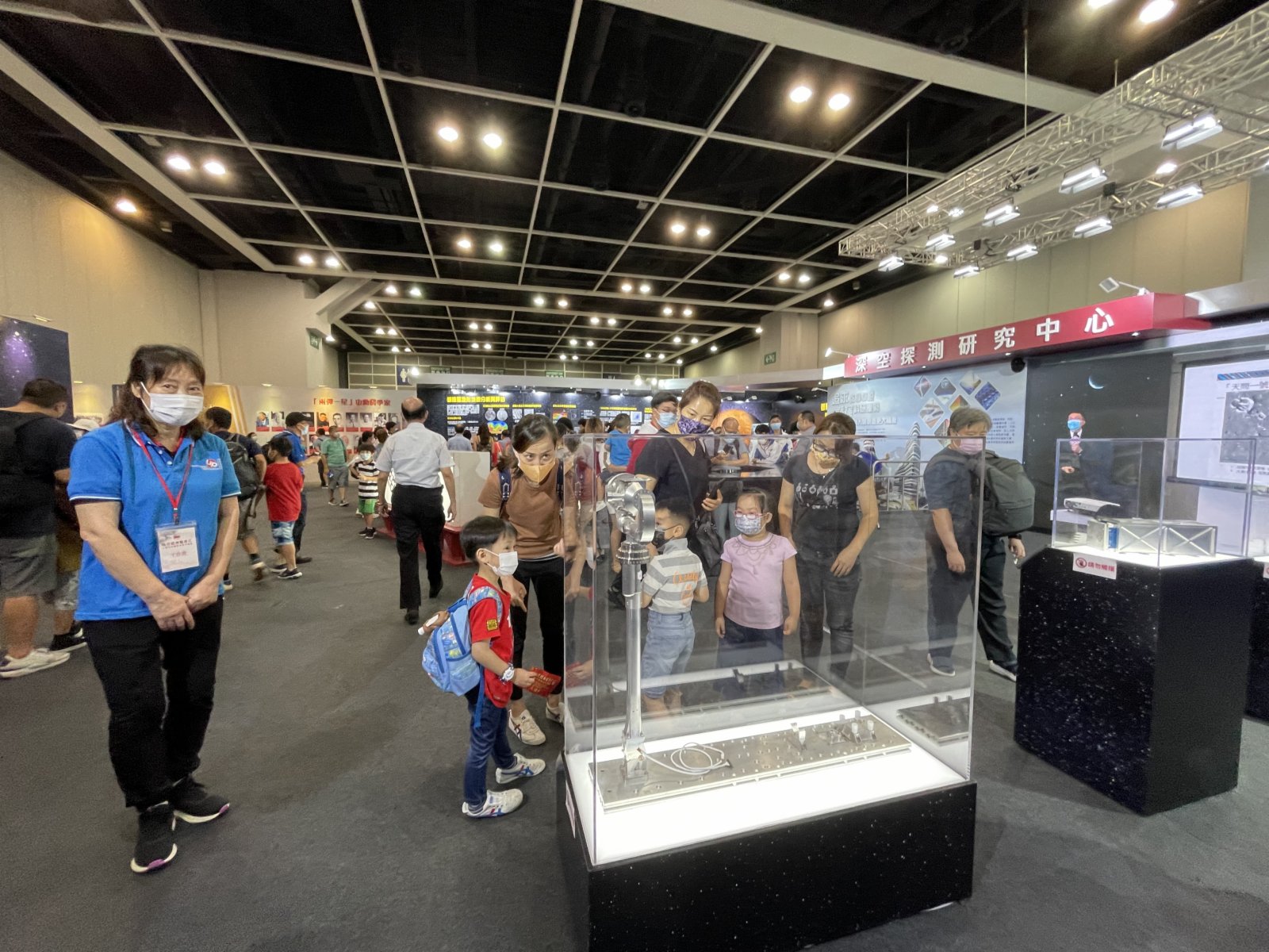 在慶祝中國共產黨建黨百週年及香港回歸24週年之際,國家頂尖航天科學家組成的「宇宙天團」於6月底專程訪港走進校園與青年學生交流,並帶來極其珍貴的「嫦娥五號」月壤樣本,於「時代精神耀香江」之百年中國科學家主題展公開展出。今日(9日)是展覽的最後一日,市民熱情不減,紛紛排隊一睹月壤真容,瞭解中國航天科技成就,感悟科學家不懈的追求。(大公文匯全媒體記者 攝)