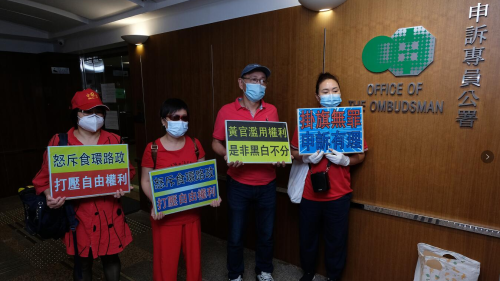 十一掛國旗半日被拆 市民申訴斥路政署「雙標」 十一掛國旗半日被拆 市民申訴斥路政署「雙標」