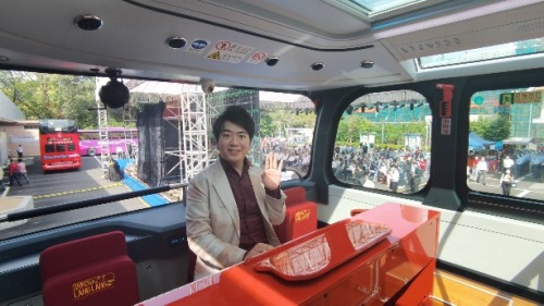 深圳推旅遊觀光巴士 郎朗現身演奏鋼琴 深圳推旅遊觀光巴士 郎朗現身演奏鋼琴