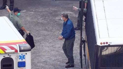 黎智英戴銬押抵荔枝角收押所 黎智英戴銬押抵荔枝角收押所
