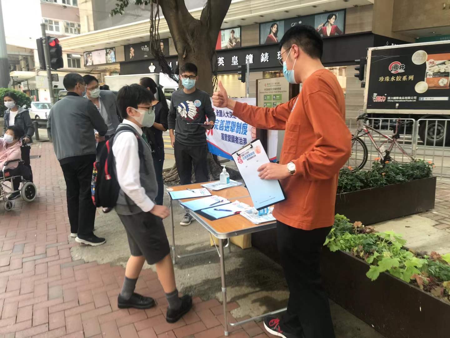 一名學生主動前往街站參與聯署簽名活動,支持全國人大決定,完善香港選舉制度。