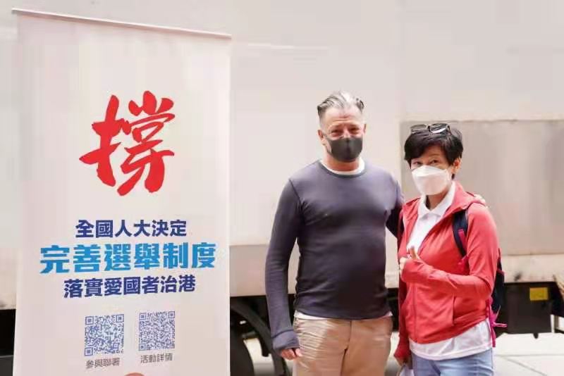 一名外籍人士參與聯署簽名。