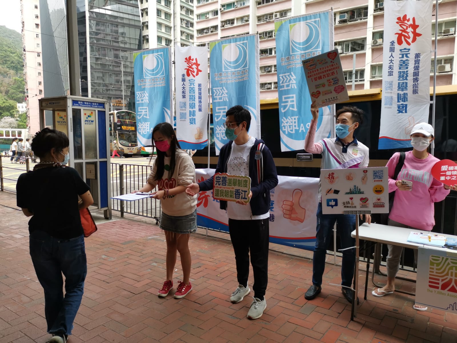 經民聯在太古城街站向市民宣傳完善選舉制度的重要意義。(大公文匯全媒體記者何燊亮攝)