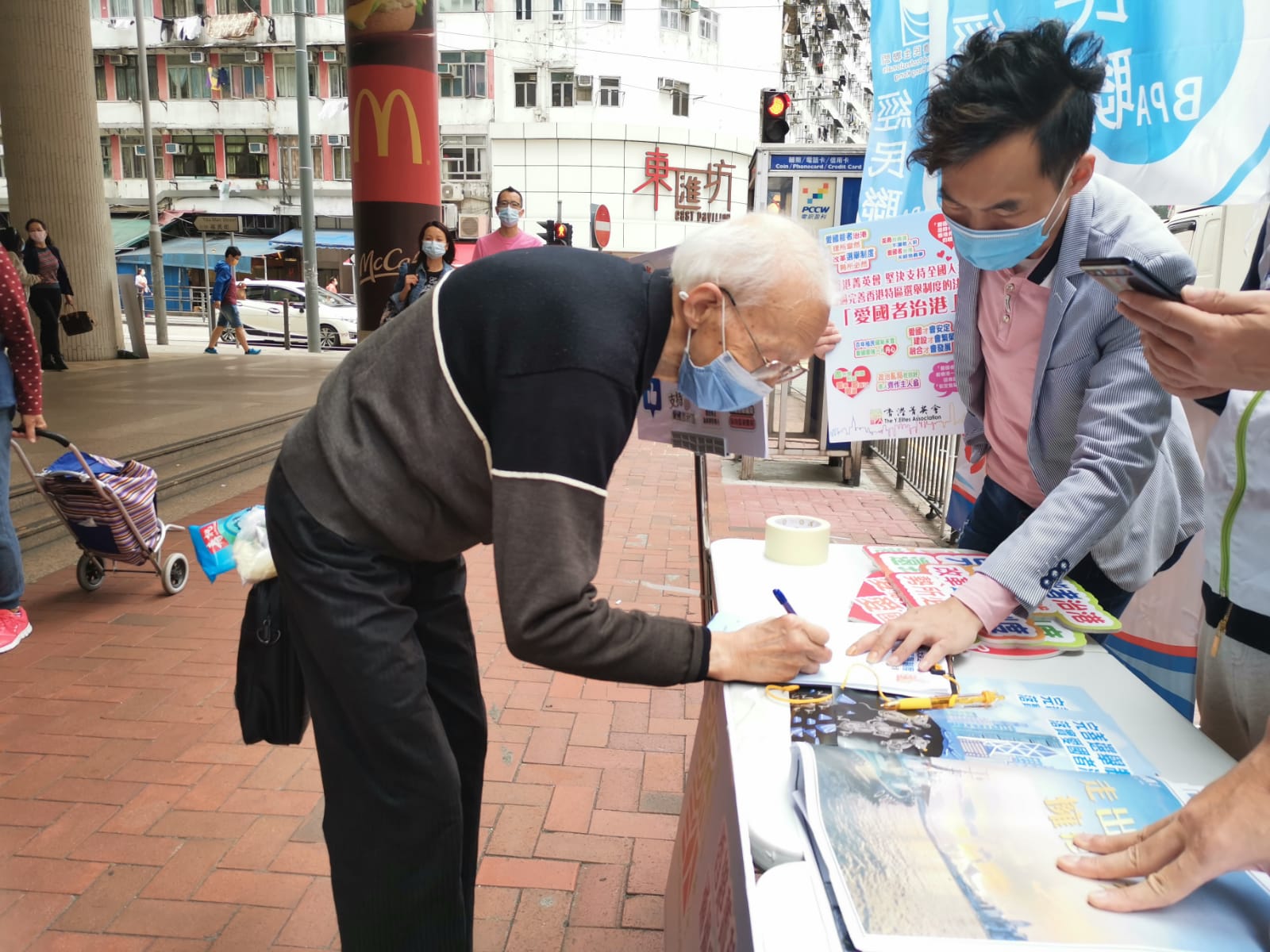 市民踴躍參與聯署簽名。(大公文匯全媒體記者何燊亮攝)