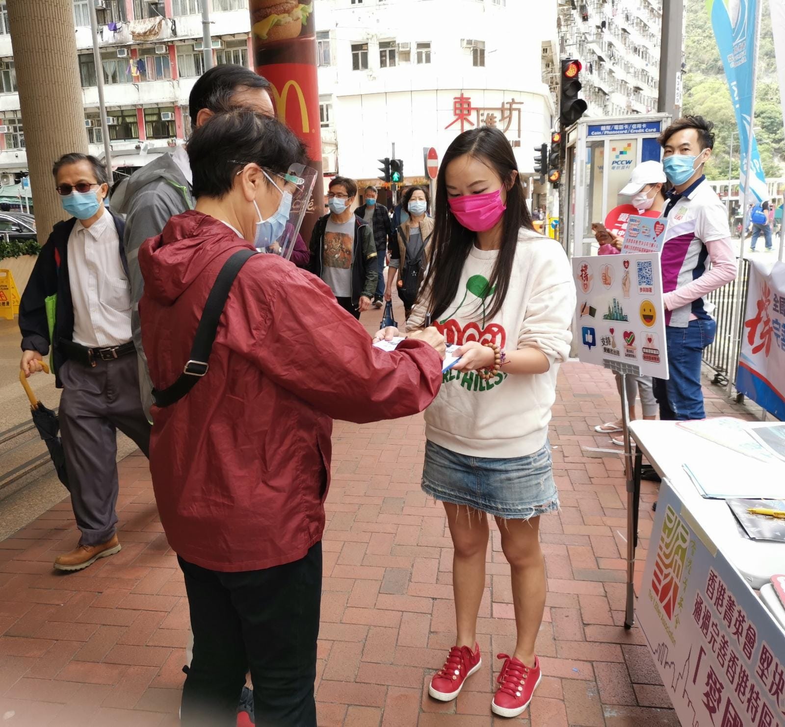 工作人員向市民講解完善香港選舉制度的重大意義。(大公文匯全媒體記者何燊亮攝)