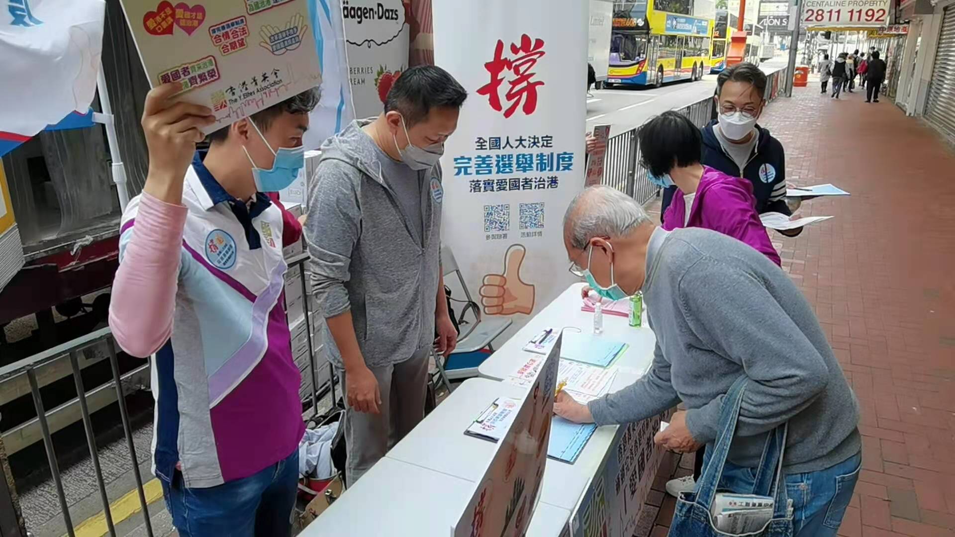 市民踴躍參與聯署簽名。(大公文匯全媒體記者何燊亮攝)