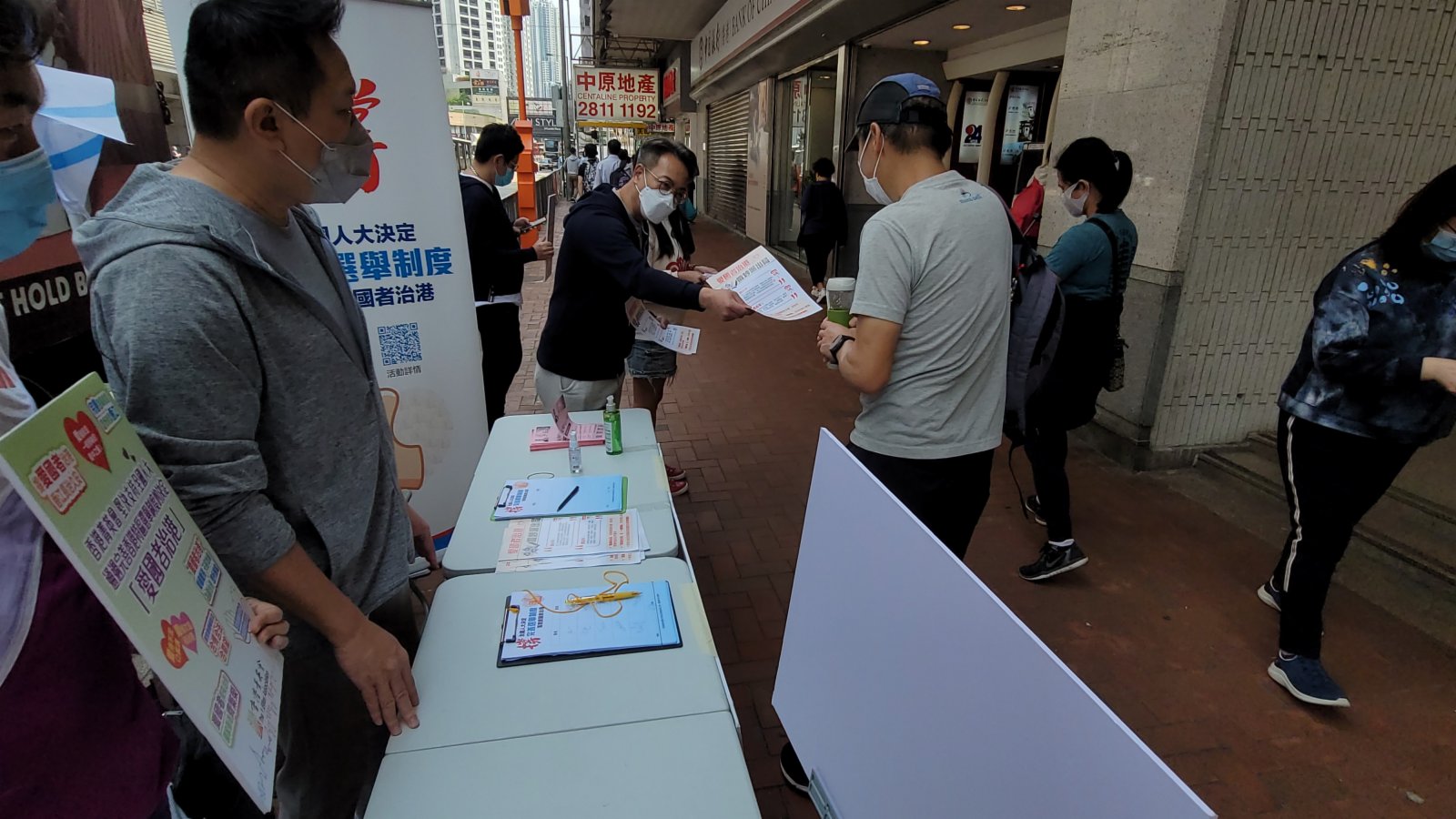 市民踴躍參與聯署簽名。(大公文匯全媒體記者何燊亮攝)