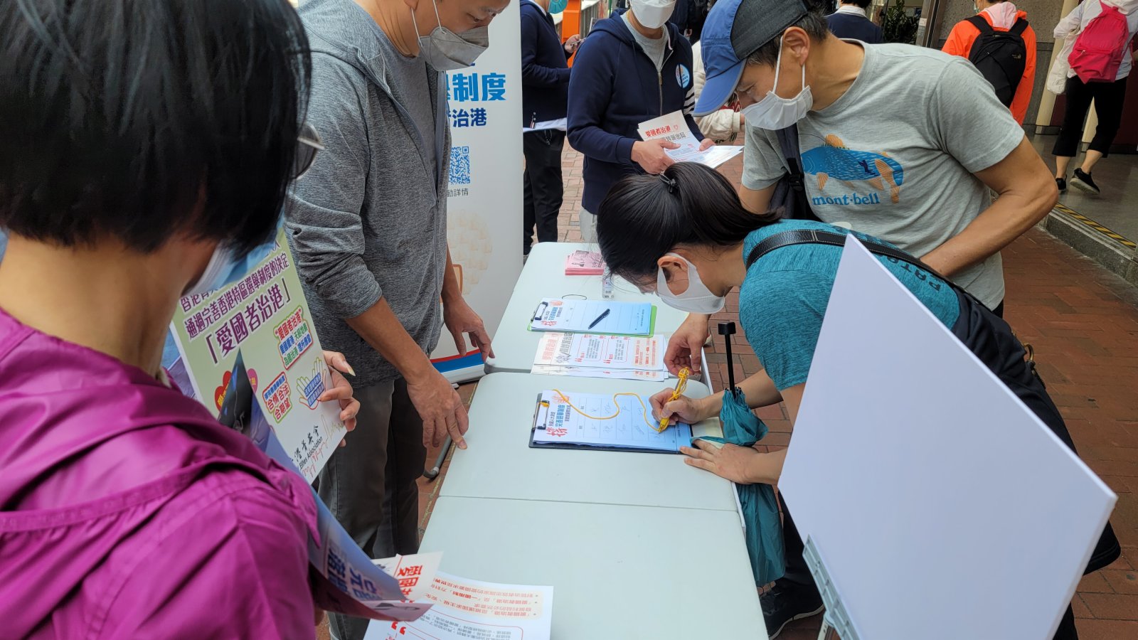 市民踴躍參與聯署簽名。(大公文匯全媒體記者何燊亮攝)