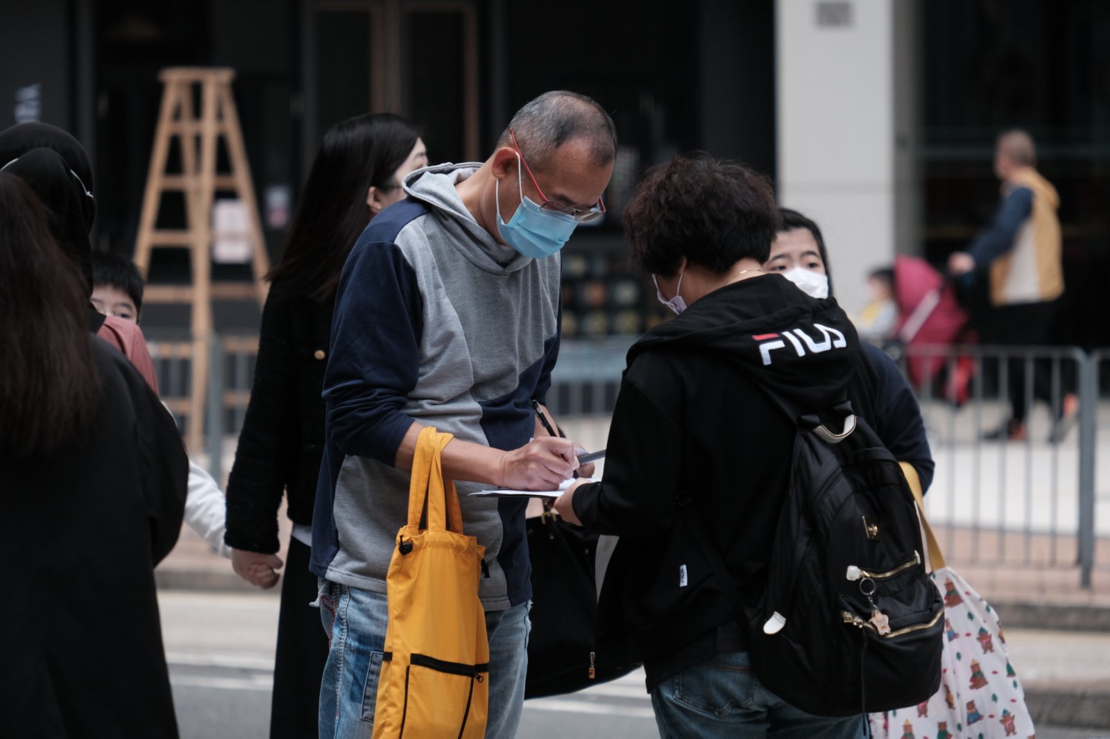 寶琳站街站多位市民踴躍響應簽名活動。(香港文匯報陳大文攝)