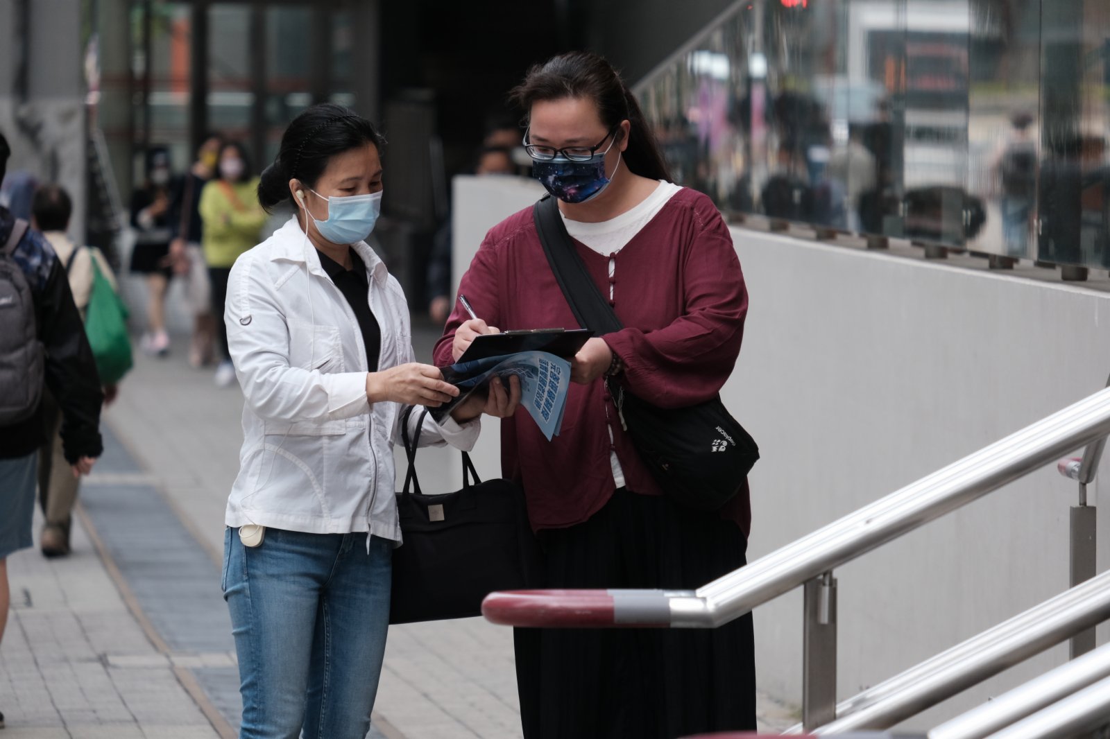 寶琳站街站多位市民踴躍參與聯署簽名。(香港文匯報陳大文攝)