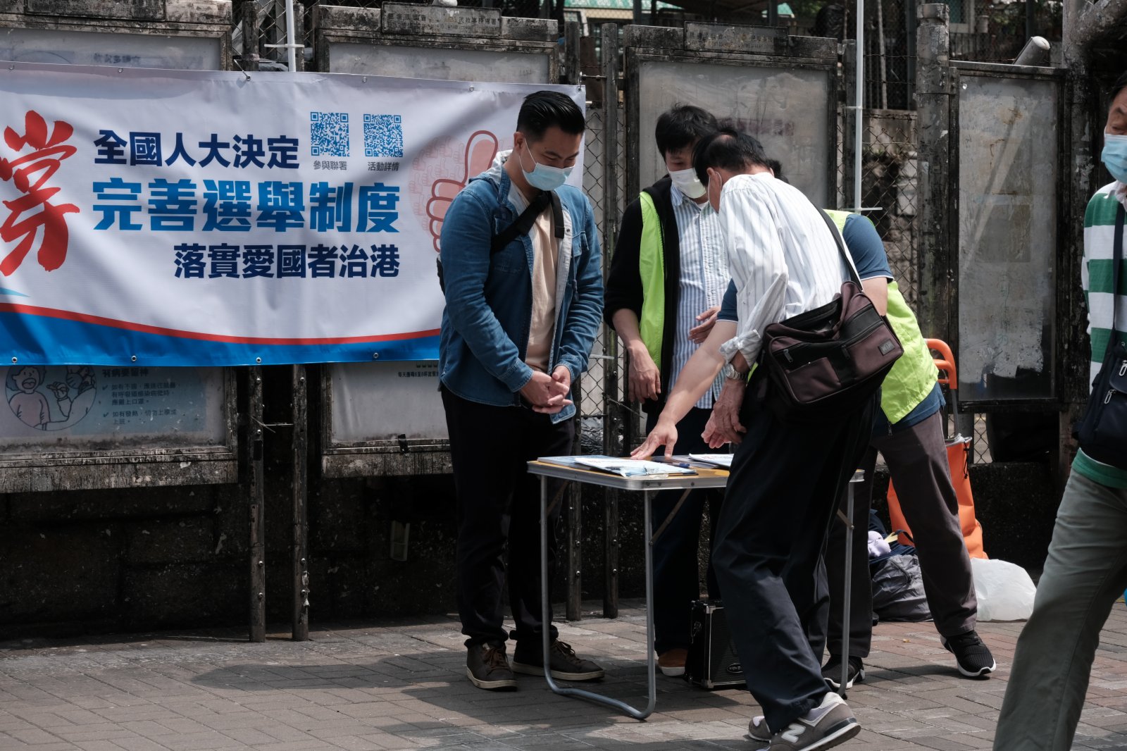 觀塘站街站市民參與聯署簽名。(香港文匯報陳大文攝)