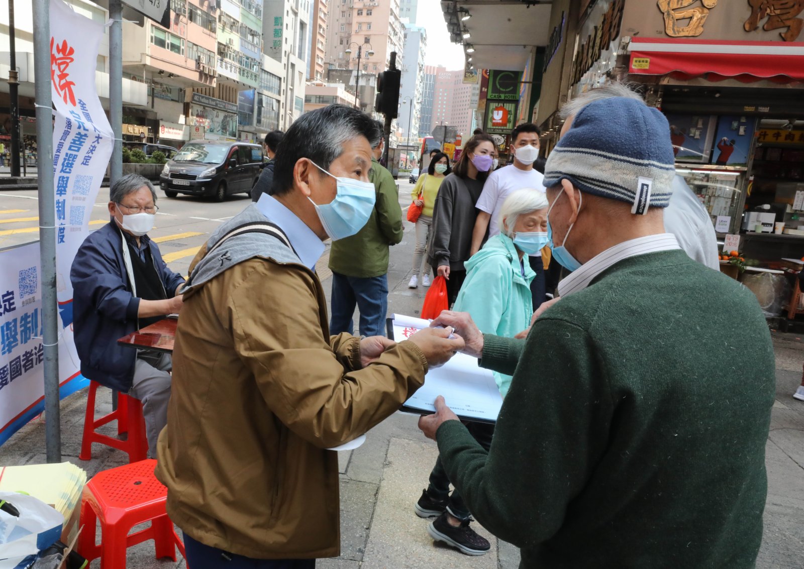 江蘇無錫旅港同鄉會在油麻地設街站,現場許多市民踴躍簽名,表達對人大決定的支持。(香港文匯報記者倪思言 攝影北山彥)