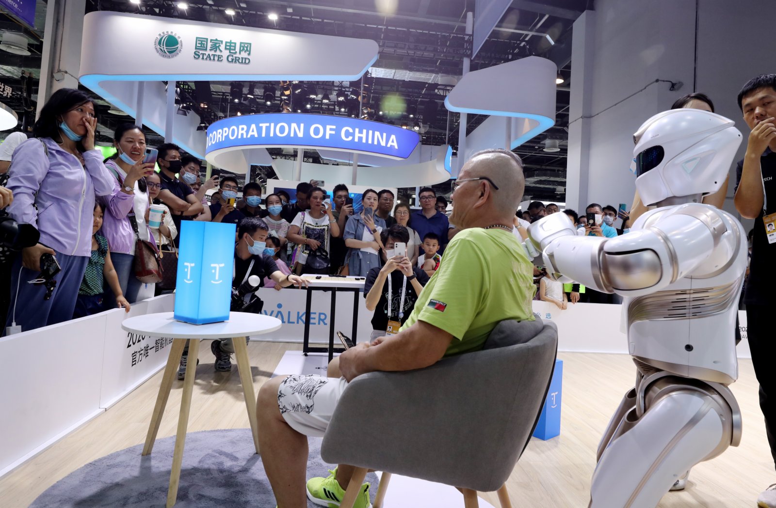 一款名為Walker X的大型仿人服務機器人在展會現場演示按摩功能。(新華社)