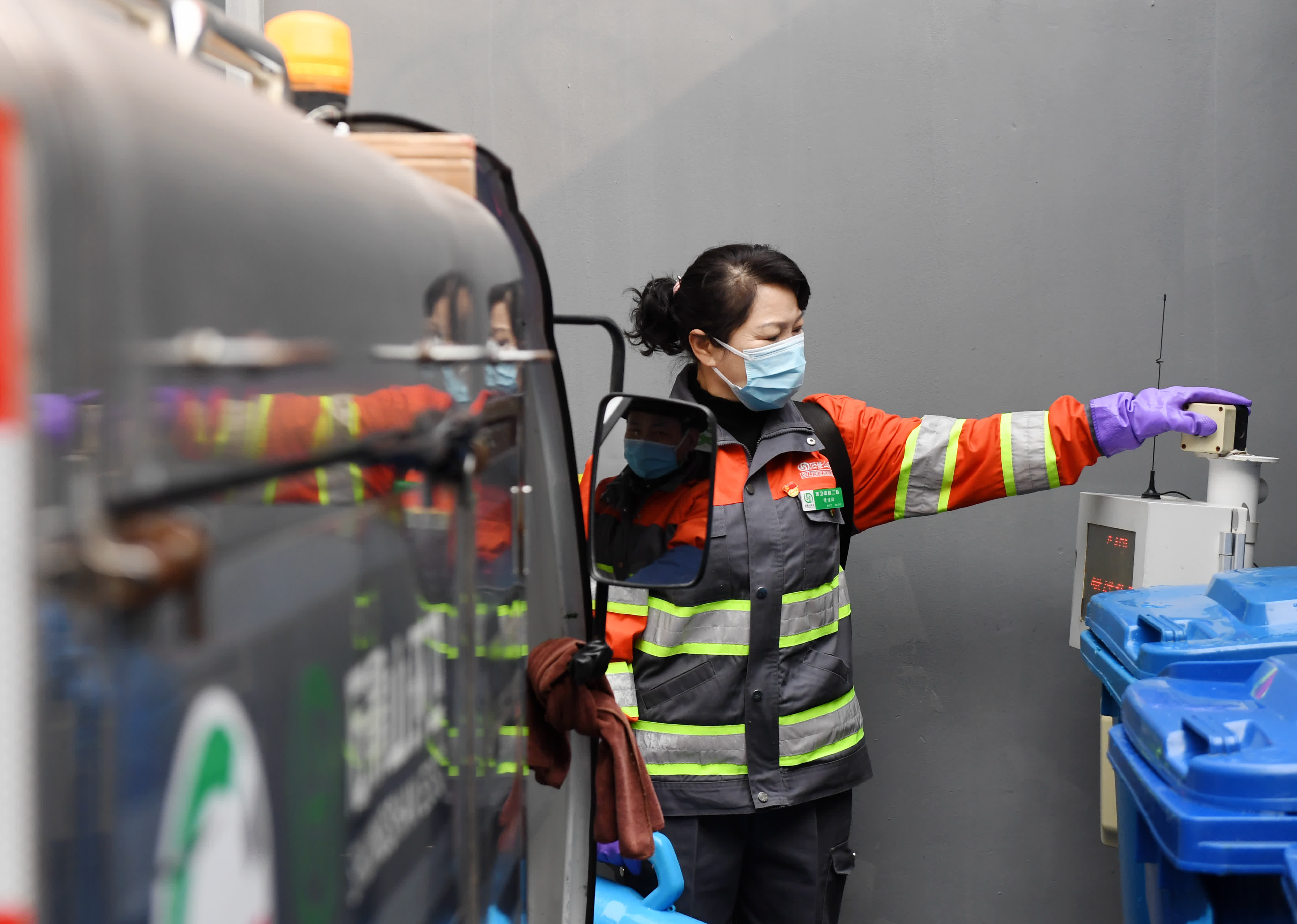 2月17日，劉明群給進入垃圾清潔站傾倒垃圾的車輛稱重。（新華社）