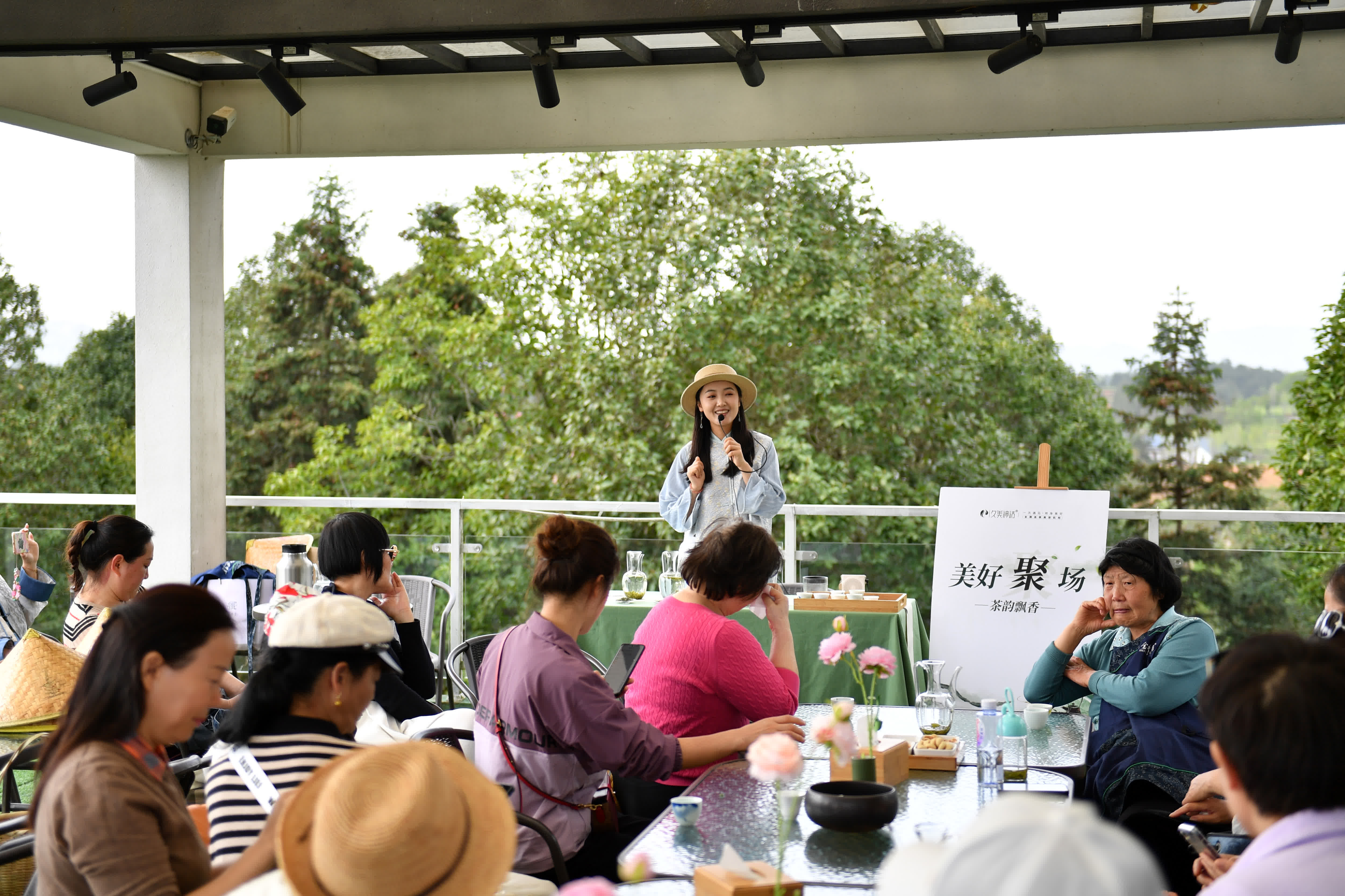 4月7日，工作人員在湖南省長沙市長沙縣金井鎮的金井茶旅融合產業園向遊客科普茶文化。（新華社）