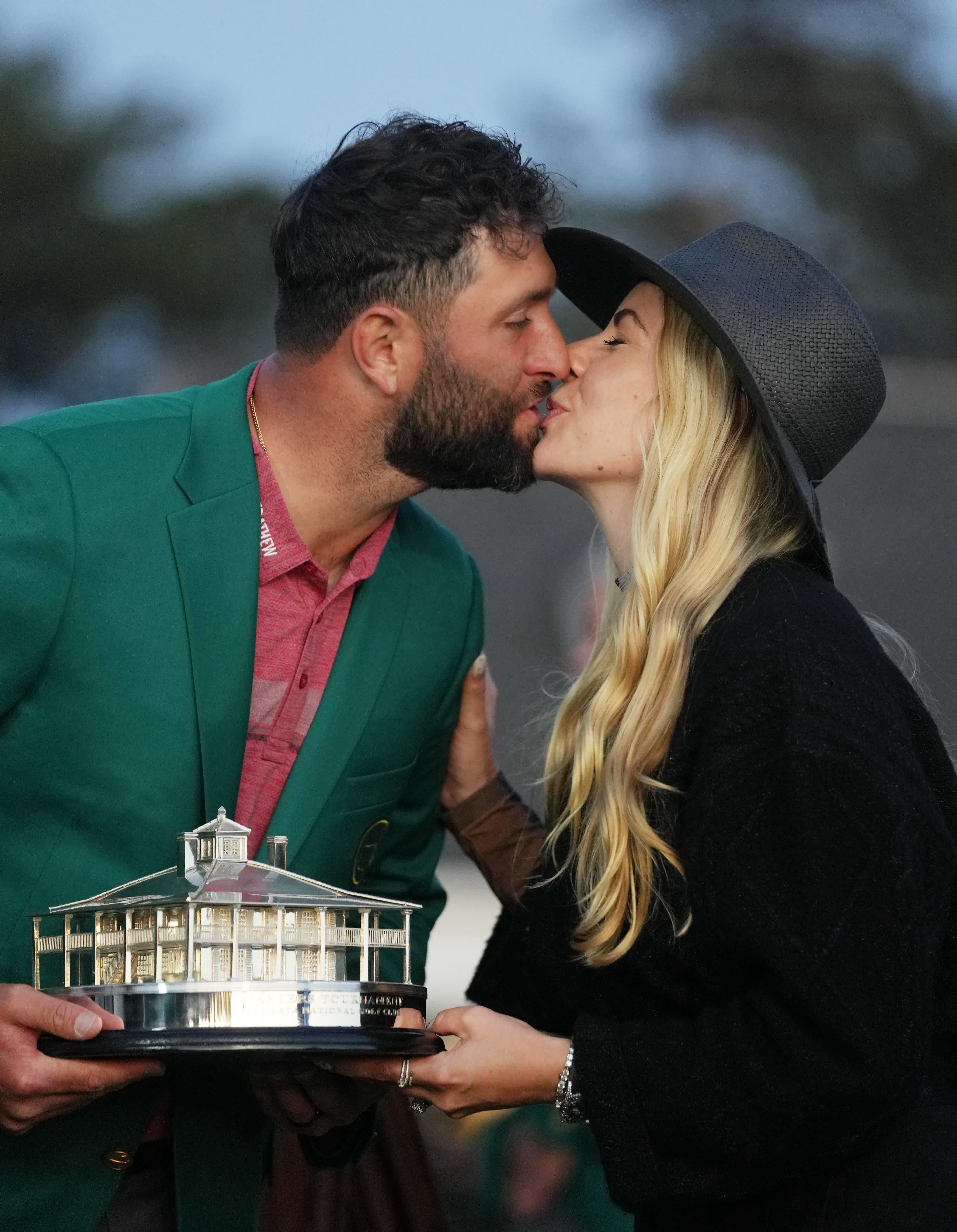 4月9日，西班牙選手瓊·拉姆（左）與妻子在頒獎儀式上親吻。（新華社）