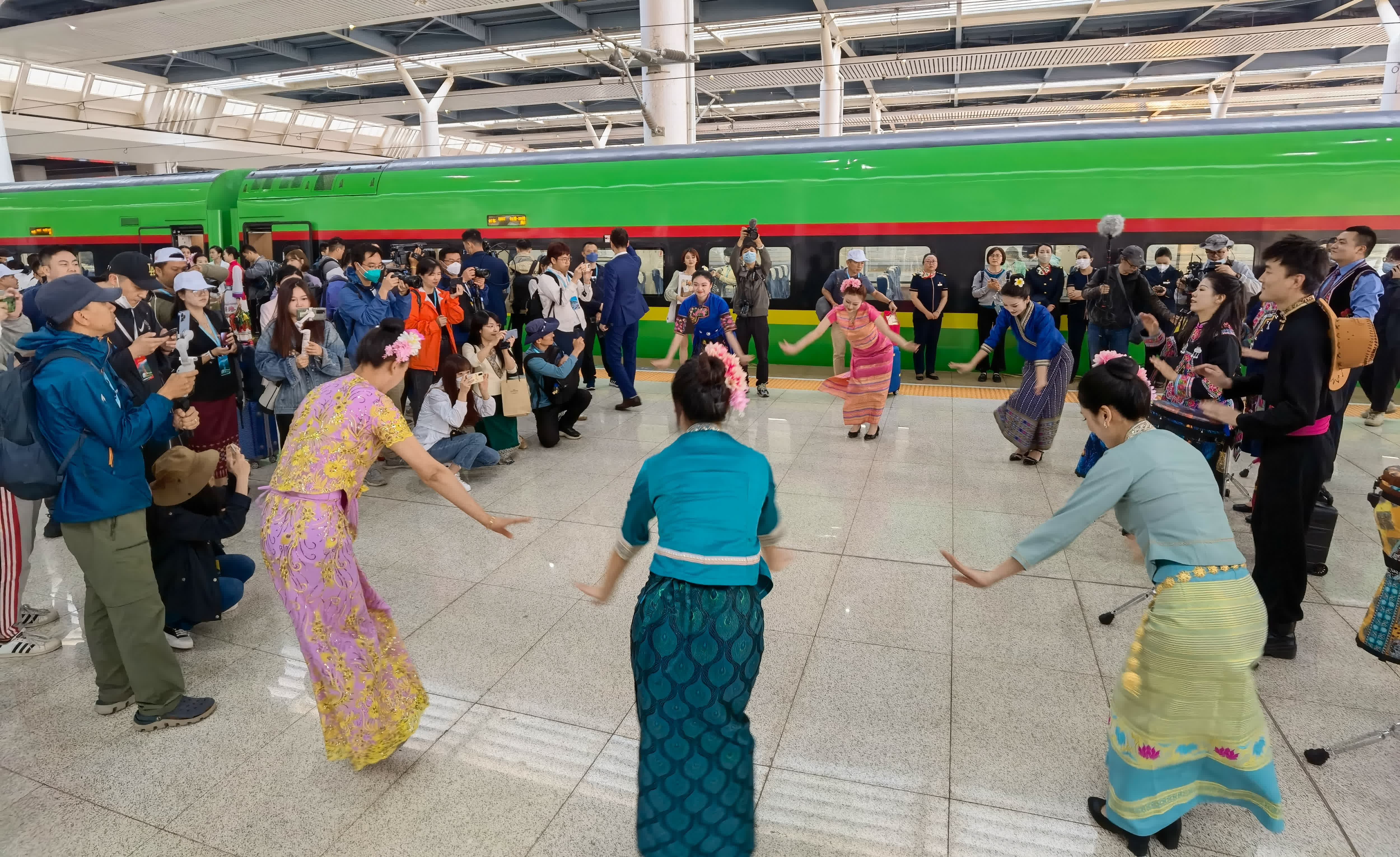 4月13日，參加首發列車開通儀式的演員們在站台表演舞蹈。（新華社）