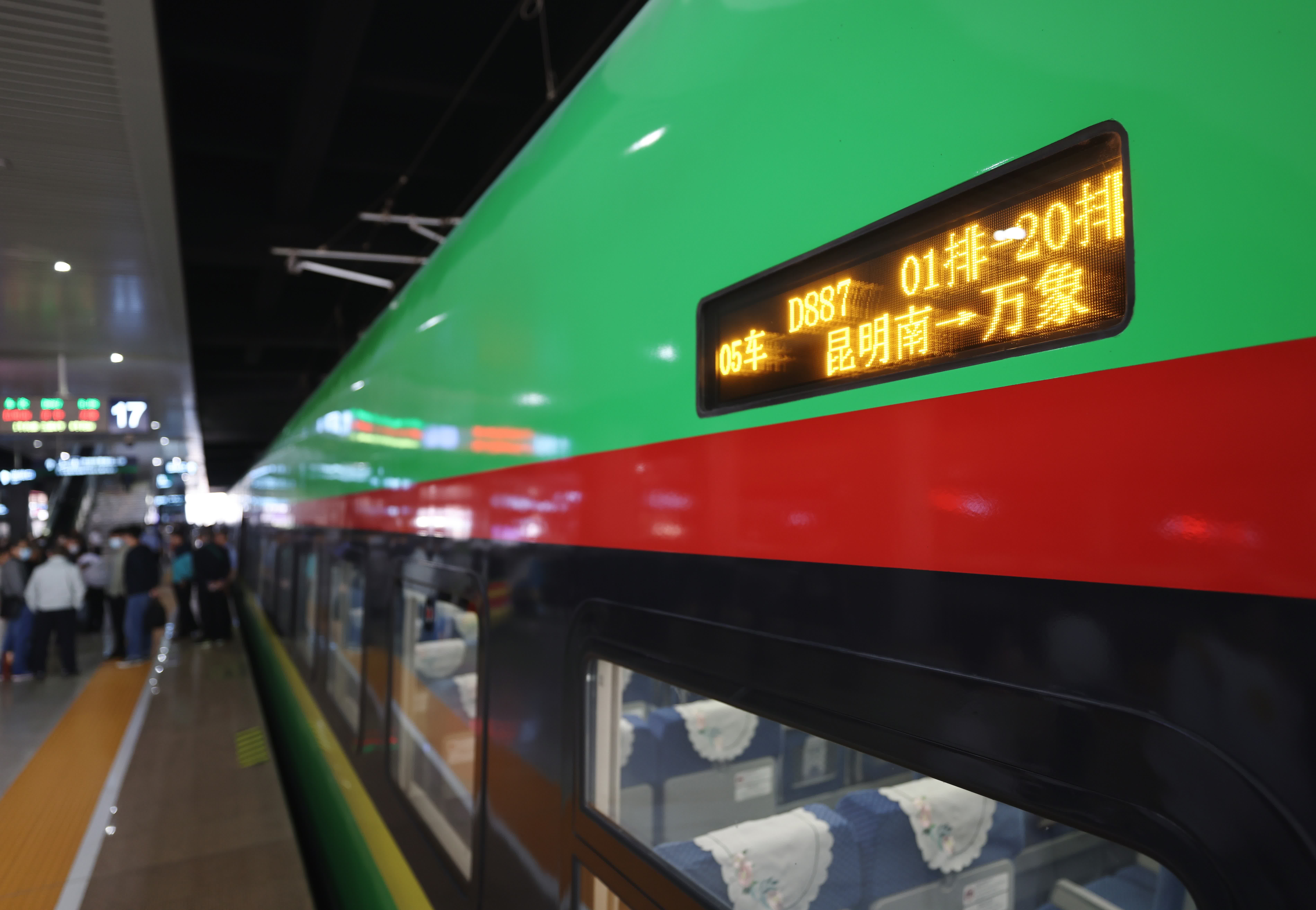 4月13日，列車在昆明南站整裝待發。（新華社）