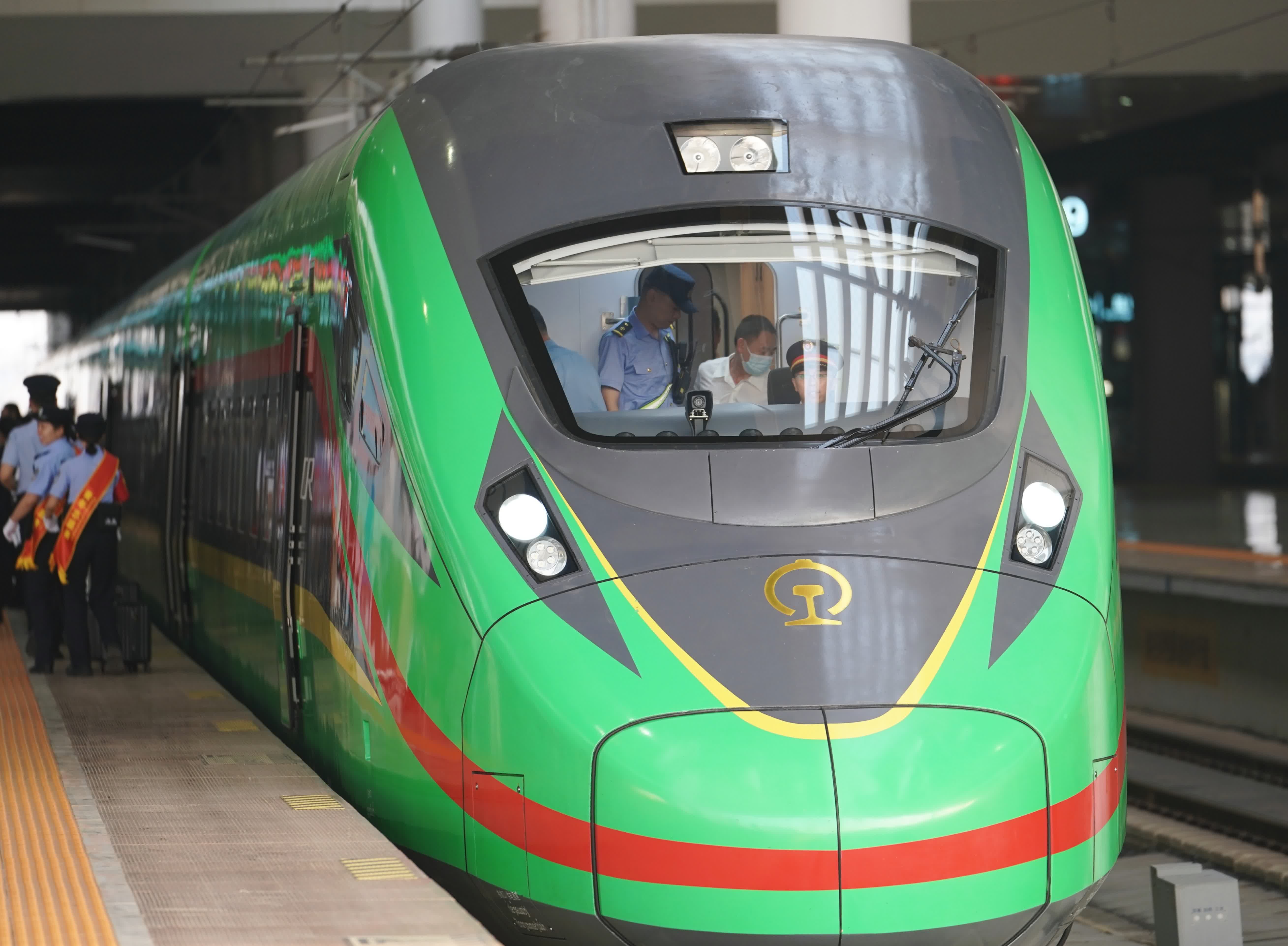 4月13日，列車在昆明南站整裝待發。（新華社）