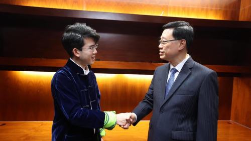 李家超：沈靖韜以精湛琴技撼動慶回歸晚會　冀多在港演出