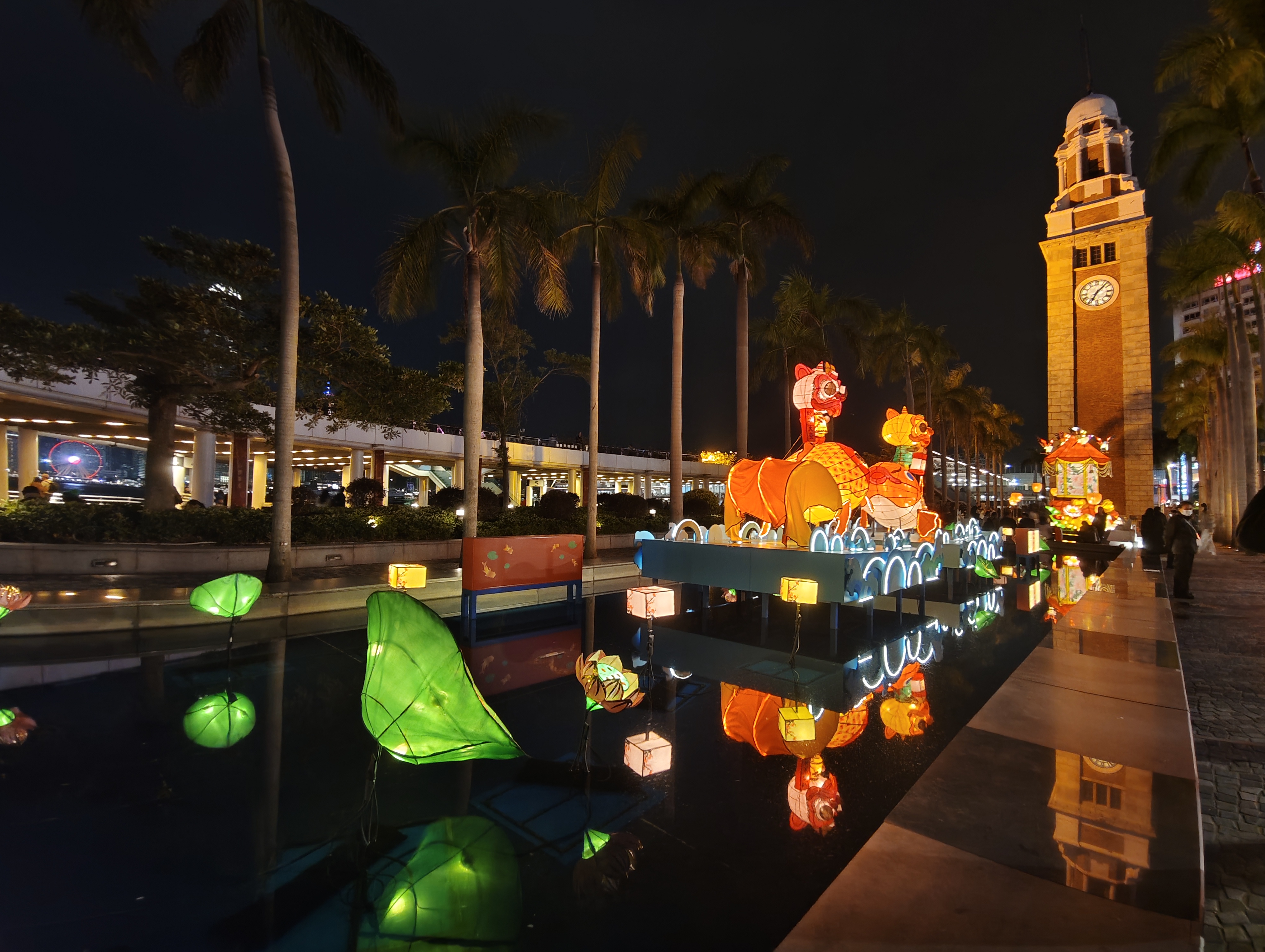 在香港文化中心露天廣場舉行的「乙巳年元宵緩燈會」，以「華燈．傳承」為題，展示璀璨綵燈。