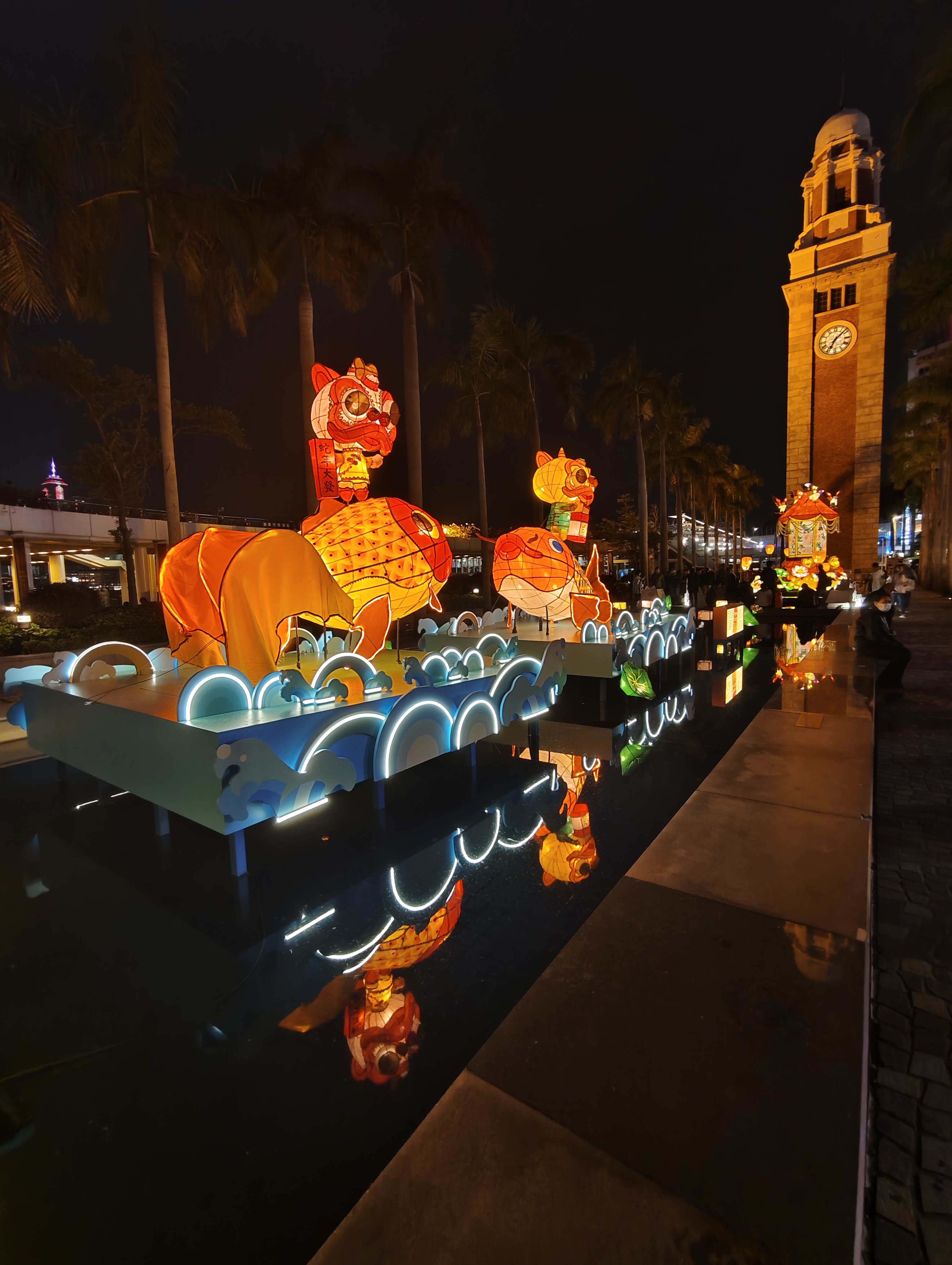 在香港文化中心露天廣場舉行的「乙巳年元宵緩燈會」，以「華燈．傳承」為題，展示璀璨綵燈。