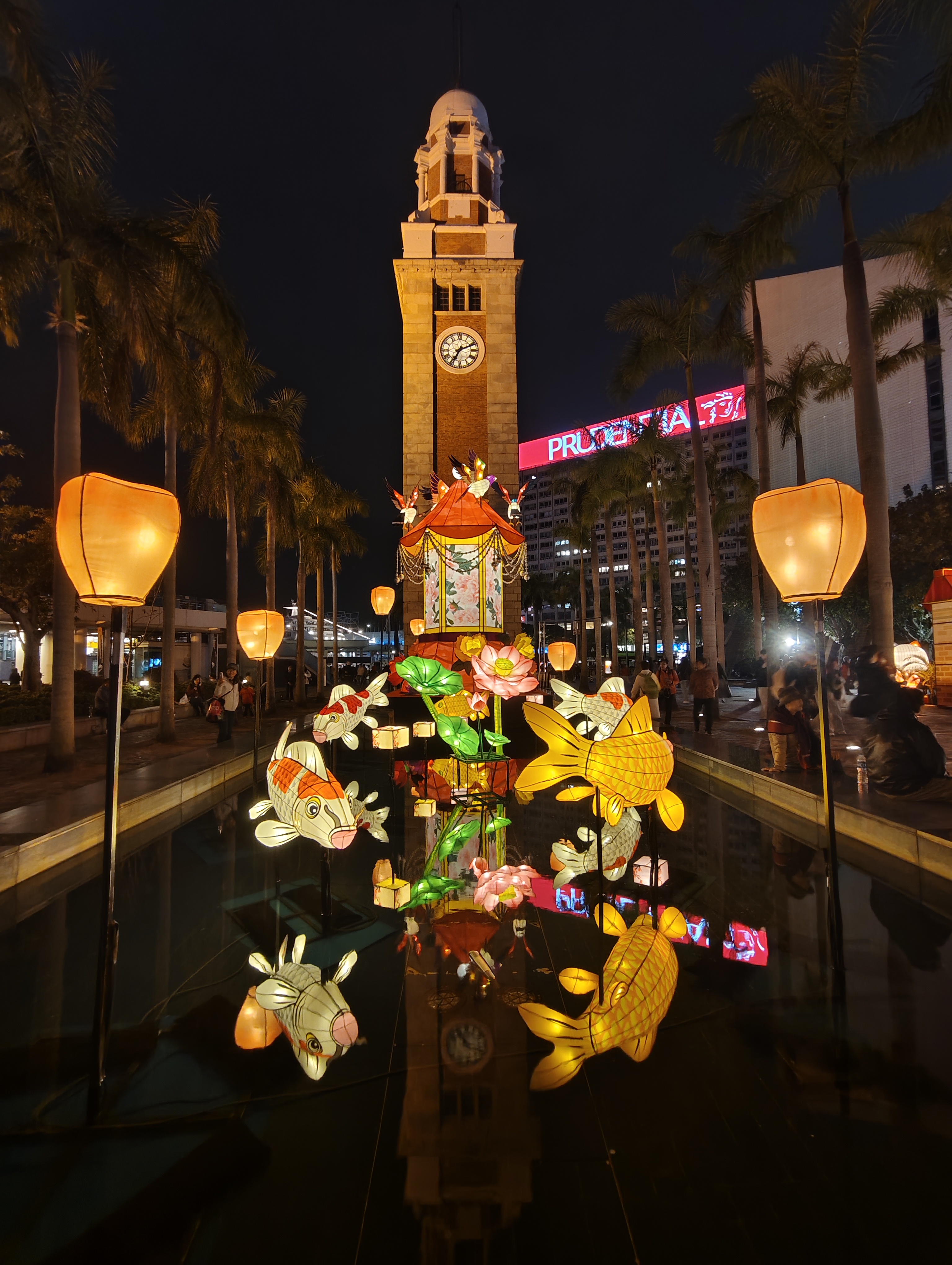 在香港文化中心露天廣場舉行的「乙巳年元宵緩燈會」，以「華燈．傳承」為題，展示璀璨綵燈。