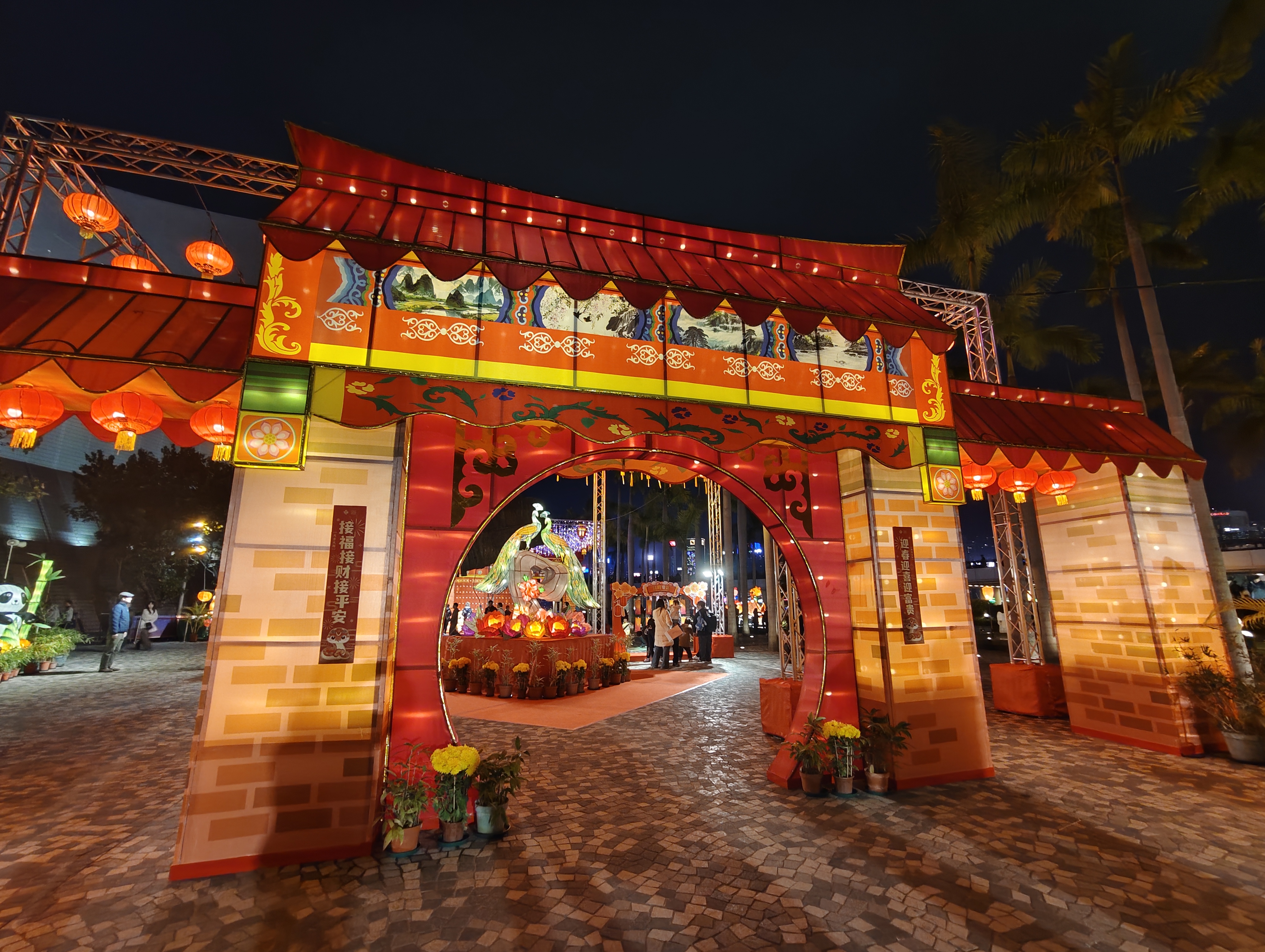 在香港文化中心露天廣場舉行的「乙巳年元宵緩燈會」，以「華燈．傳承」為題，展示璀璨綵燈。