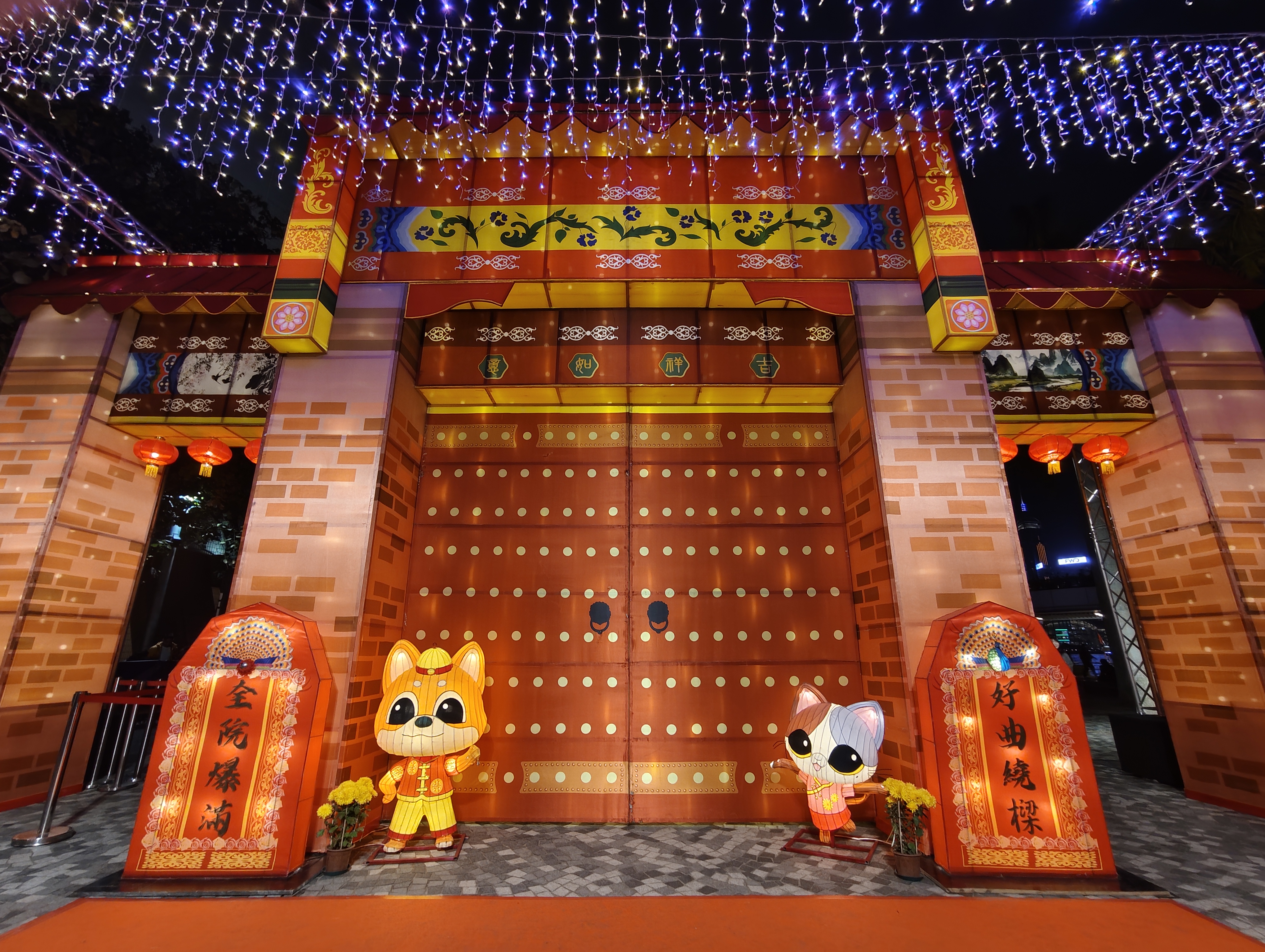 在香港文化中心露天廣場舉行的「乙巳年元宵緩燈會」，以「華燈．傳承」為題，展示璀璨綵燈。