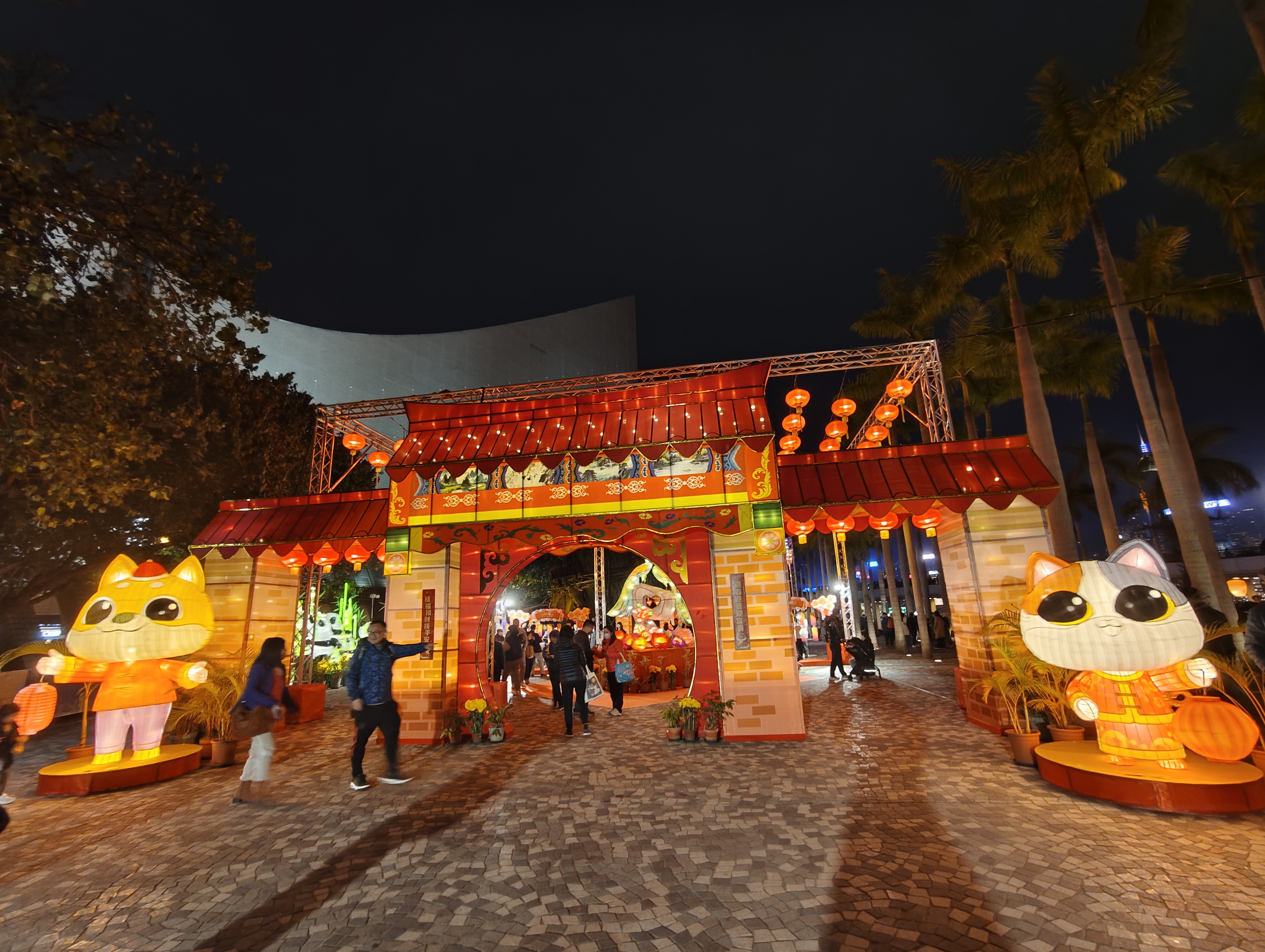 在香港文化中心露天廣場舉行的「乙巳年元宵緩燈會」，以「華燈．傳承」為題，展示璀璨綵燈。