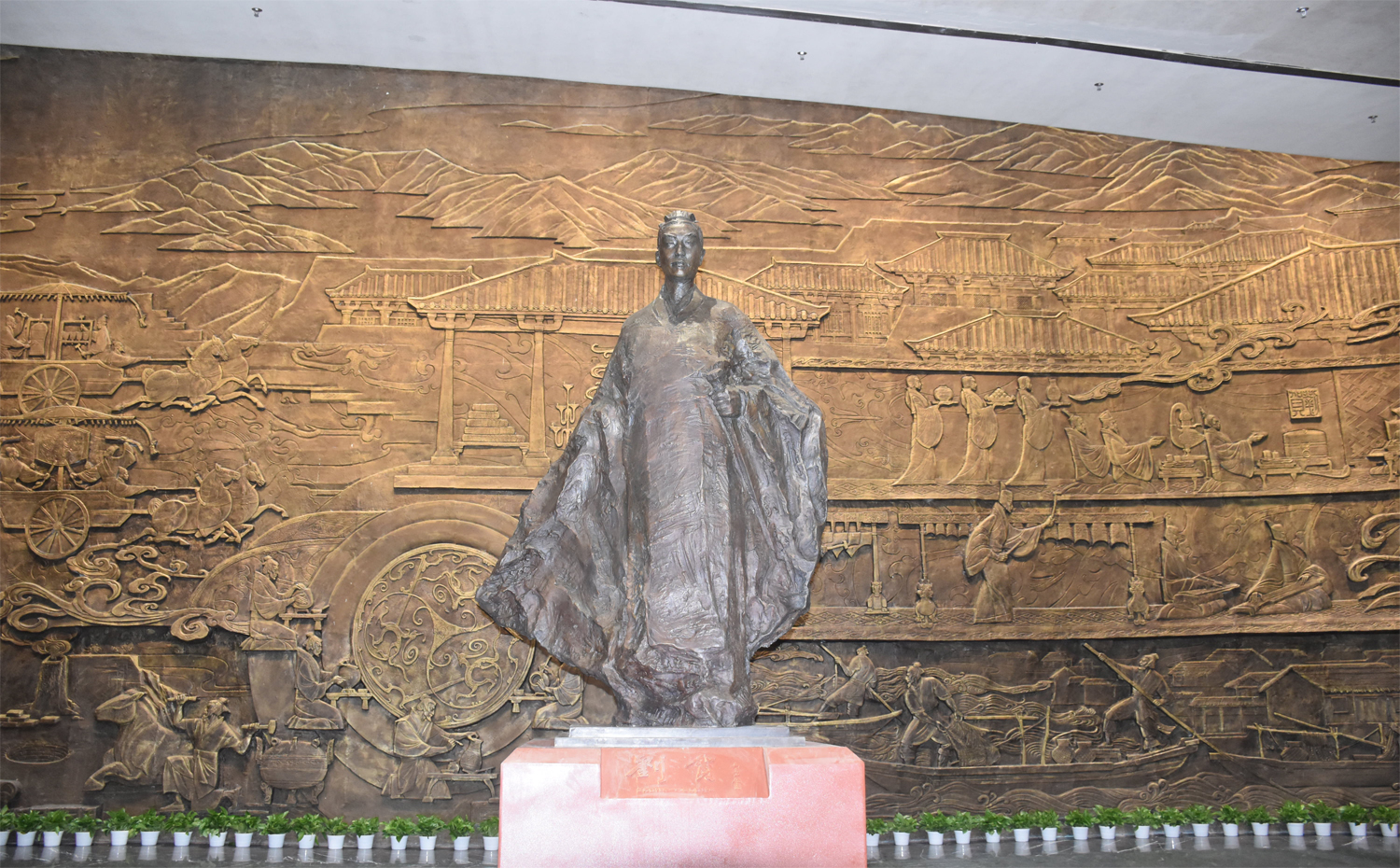 南昌漢代海昏侯國遺址作為中國目前發現的面積最大、保存最好、格局最完整、內涵最豐富的典型漢代列侯國都城聚落遺址，已出土文物1萬餘件〈套〉。此次，遺址博物館設有「金色海昏」、「書香海昏」、「丹漆海昏」、「遇見海昏」四個展區，展陳各類出土文物1200餘件。其中，基本陳列展「金色海昏」是歷次海昏侯展覽中，面積最大，展線最長，展出文物最多，展示手法最豐富的一次。大量珍貴文物首次對外展出，包括「南昌」銘文青銅燈，「元康」、「海昏侯夫人」奏牘，「海昏侯家錢五千」封泥匣，套箱提取的五銖錢等等，戰國蟠螭紋青銅缶更是首次重磅亮相。圖為史上唯一帝王侯劉賀的塑像。（記者王逍攝）