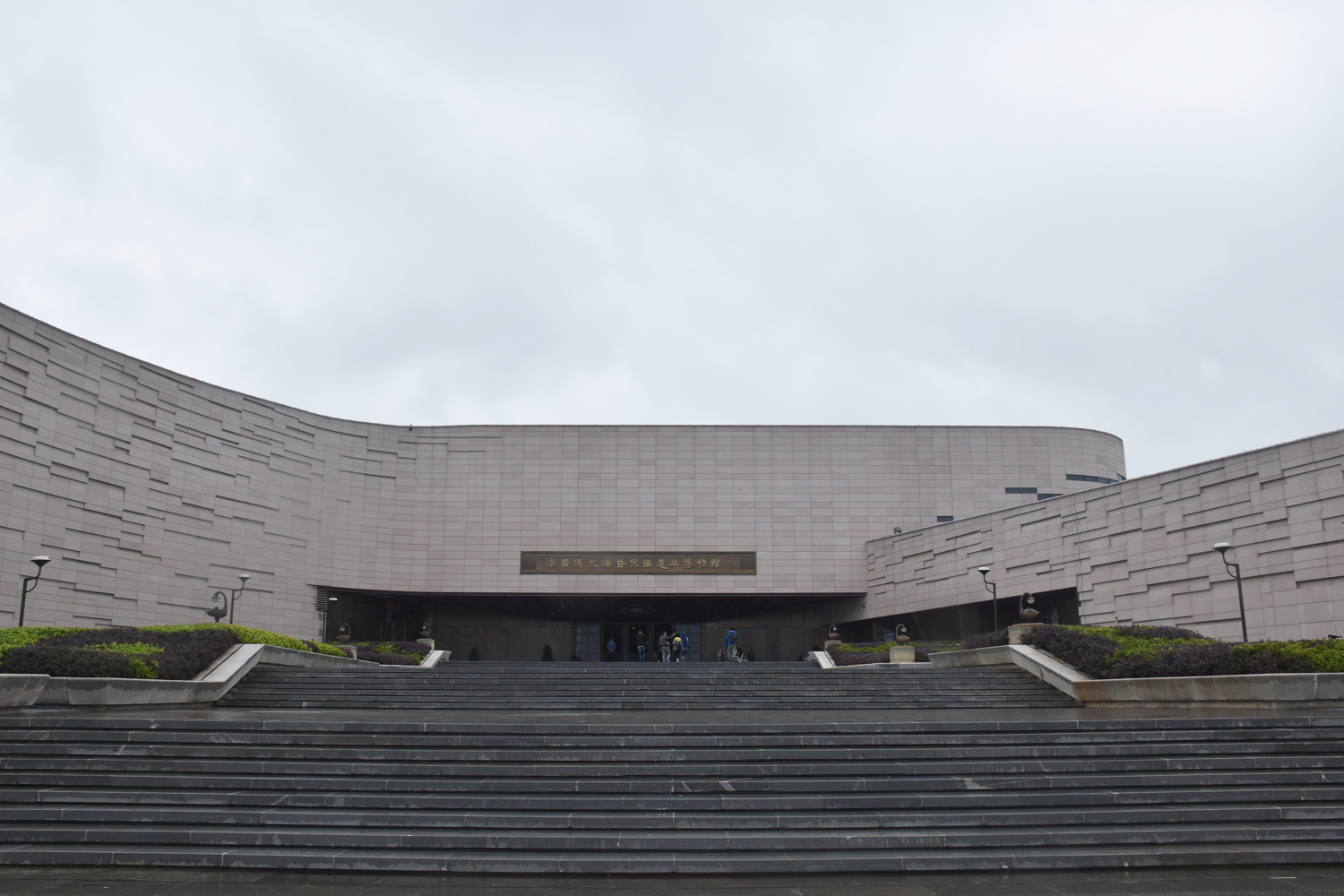 「金色海昏」展廳內，以夯土的「黃」、漆器的「紅」與「黑」為主色調，展陳手法上採用主題式設計手法，復原了氣勢雄壯的西漢王侯出行車馬儀仗，還有恢弘大氣的禮樂場景。獨家四層展櫃設計，立體展示了劉賀棺槨出土文物的擺放次序;「三維動畫」生動解說墓室結構;動畫影片介紹馬車形制與當盧紋樣;「透明屏+展櫃」直觀演示蒸煮器結構與使用方法。通過多媒體演示沙盤、沉浸式3D畫面與舞檯燈光結合，還可讓觀眾三維漫遊紫金城，通過觸摸屏體驗「築紫金城」。圖為遺址博物館。（記者王逍攝）