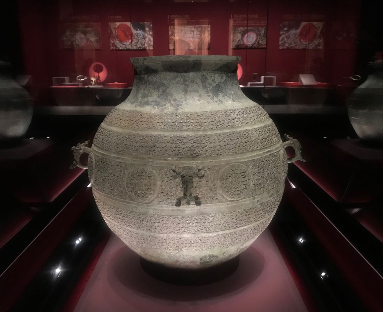 據悉，遺址公園結合漢文化特色及自然景觀，精心策劃推出了十大景觀(漢闕迎賓、海昏遺韻、瑗璧禮天、靈湖夕照、金堤漫步、虯龍潛野、墎墩懷古、西門望月、都城探幽和鄱湖觀鳥)，十大文物(劉賀玉印、神獸玉配飾、編鐘、孔子像衣鏡架、竹簡、金器、銀當盧、扣銀邊貼金漆盒、「昌邑籍田」銅鼎和木牘)，十大特色(金色海昏、遇見海昏、鐘鳴海昏、泛舟海昏、海昏漢畫、海昏食邑、海昏戲台、海昏文創、海昏影院和海昏民俗)。圖為戰國蟠螭紋青銅缶。（記者王逍攝）