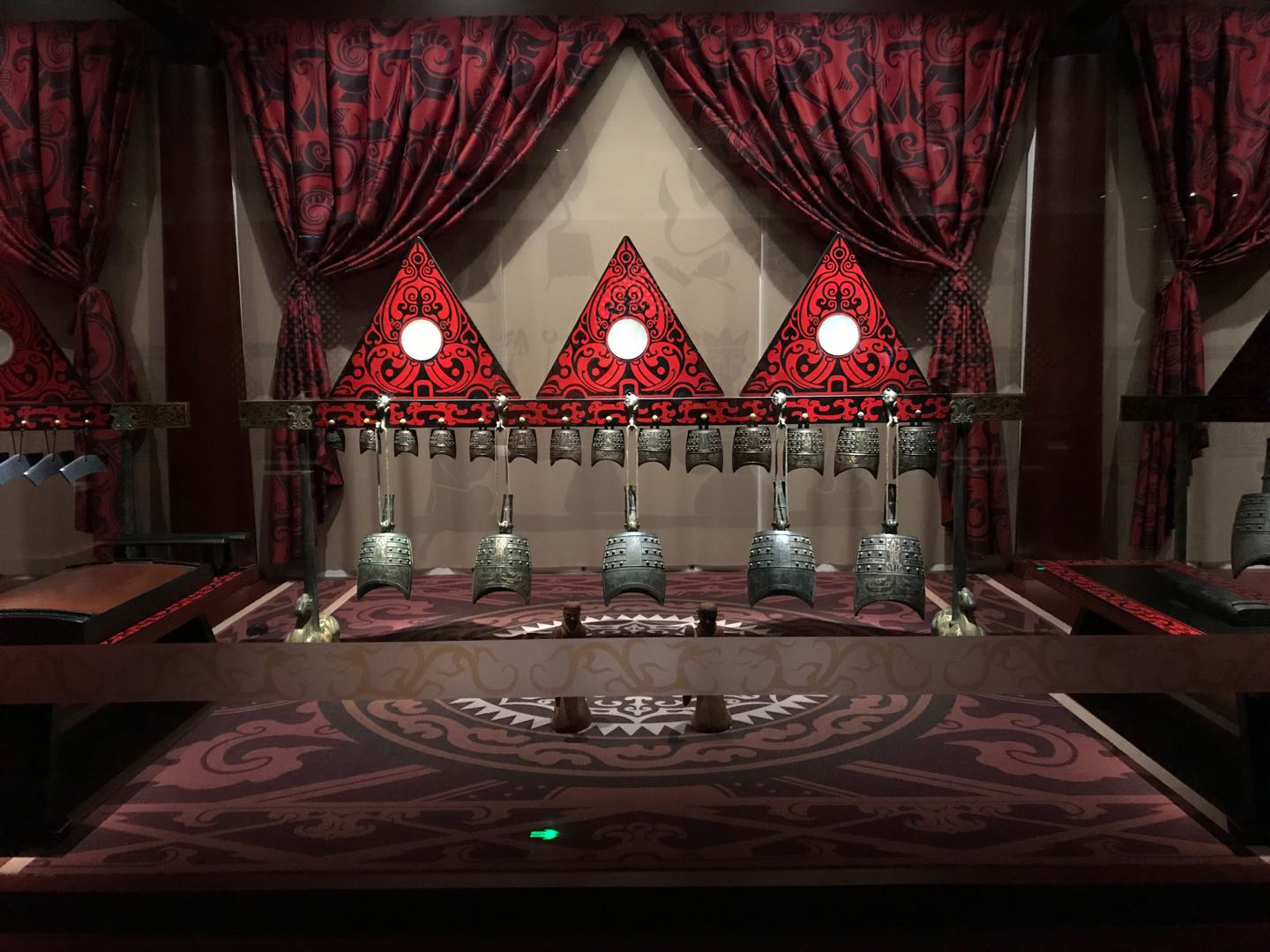 結合疫情防控節點化要求，遺址公園開放是採取預約限流的方式。公園門票預約系統提供個人預約和團體預約兩種方式，通過南昌漢代海昏侯國遺址公園官(www.hhhhg.com.cn)、微信公眾號「海昏侯國遺址公園」、官方新浪微博「@海昏侯」進入遺址公園網絡售票系統進行預約，並確定參觀時間段。圖為恢弘大氣的禮樂場景。（記者王逍攝）