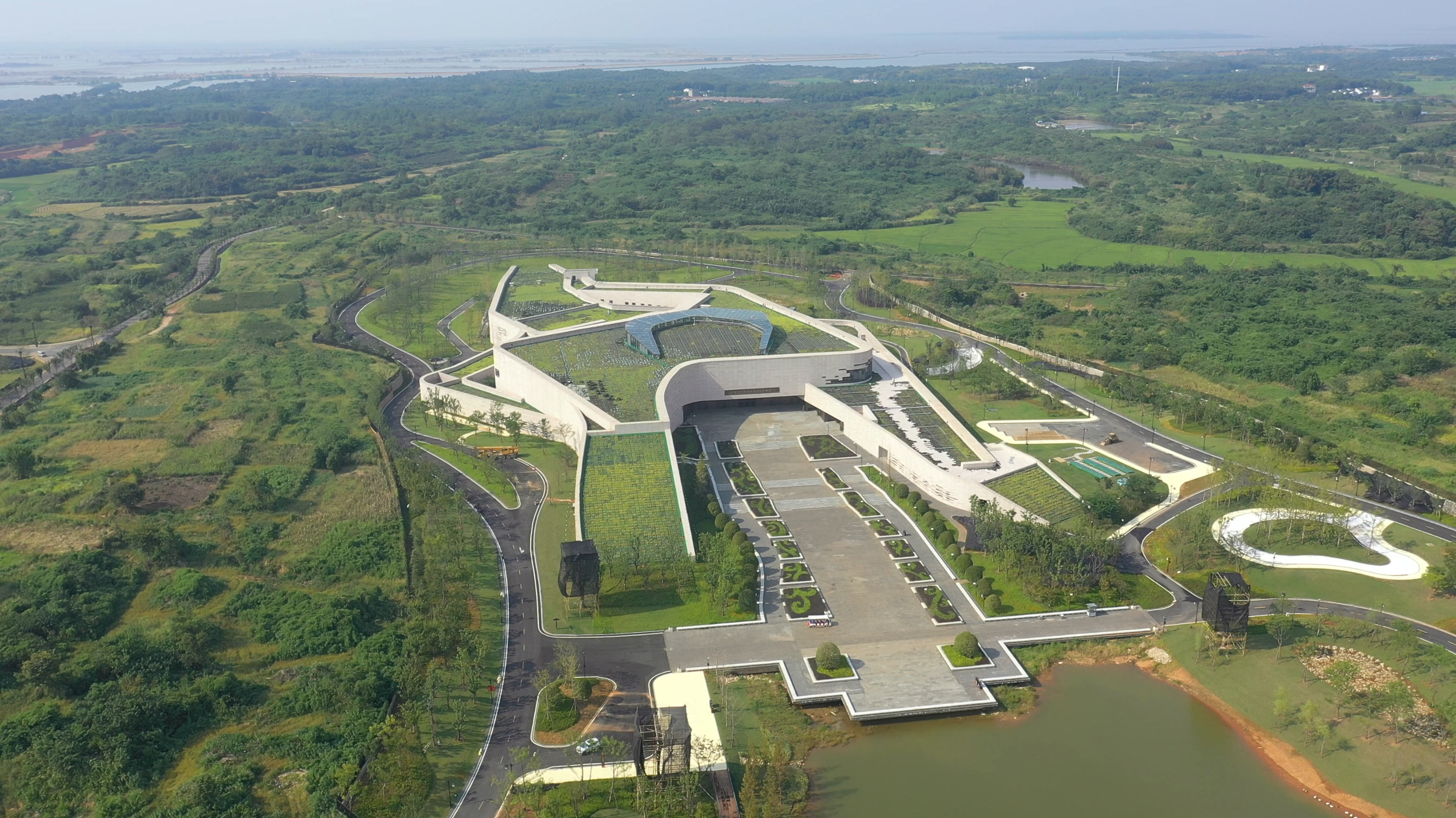 根據南昌市物價局對遺址公園門票價格的批覆，遺址公園實行大門票制(不含景點對外招商及其他單獨收費項目)，通票價格為100/人次。開園伊始門票優惠價為60元/人次，試行一年。開園時間為每天9時至17時。圖為南昌海昏侯國遺址公園。（記者王逍攝）