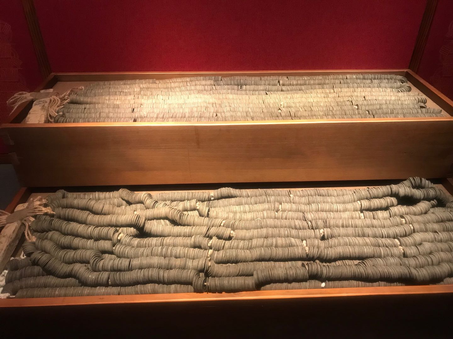 圖為套箱提取的五銖錢。（記者王逍攝）