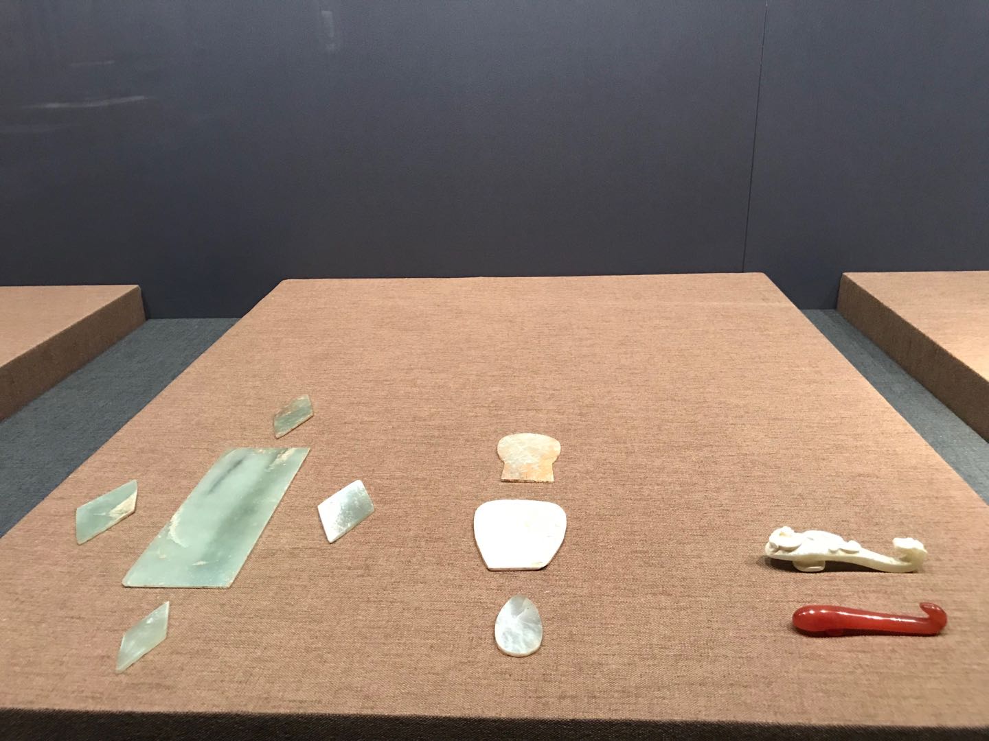 圖為劉賀之子劉充國的瑪瑙、玉器，系首次對外展出。（記者王逍攝）