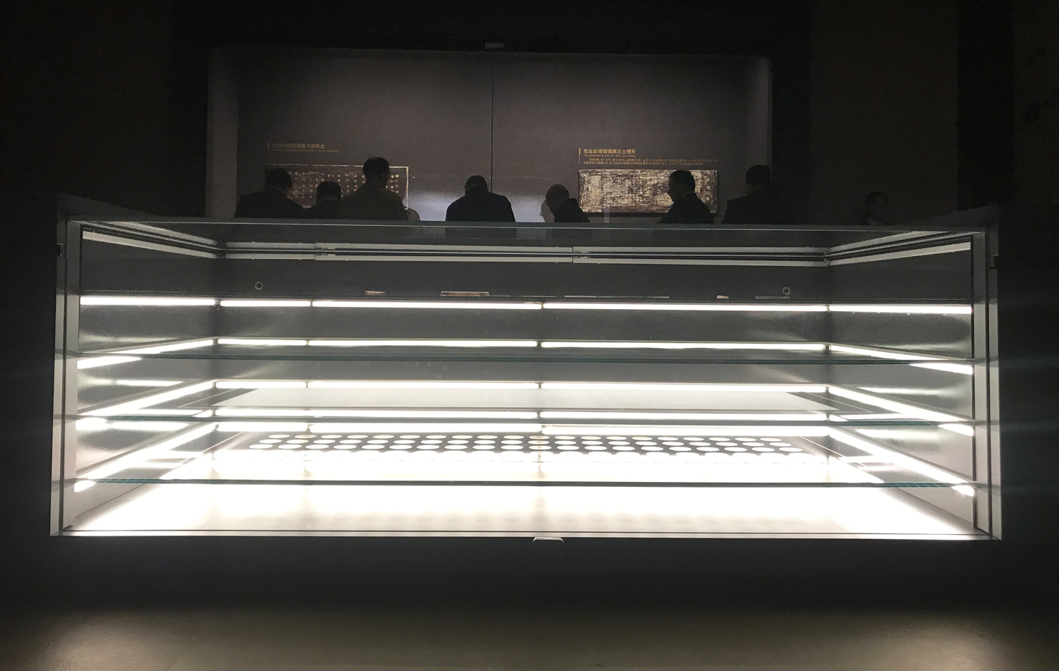 圖為四層展櫃設計立體展示了劉賀棺槨出土文物的擺放次序。（記者王逍攝）