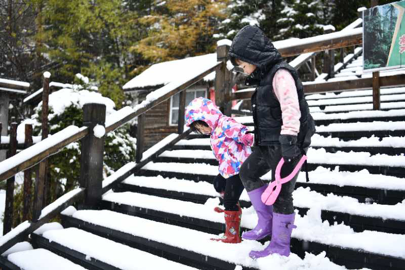 大公文匯全媒體記者于海江哈爾濱報道：金秋十月，本是五花山色賞秋時節，而在中國雪鄉卻迎來首場降雪。據瞭解，中國雪鄉自4日下午開始降雪，持續至5日中午，積雪最深處有10公分，而亞雪公路處已達50公分，秋意正濃的亞雪公路由五花山色瞬間秒變銀裝素裹，玉樹瓊枝。
随着冷空气的来袭，10月4号龙江森工林区凤凰山、雪乡亚雪驿站等多个景区迎来了今年入秋以来的首场降雪。（受訪者供圖）