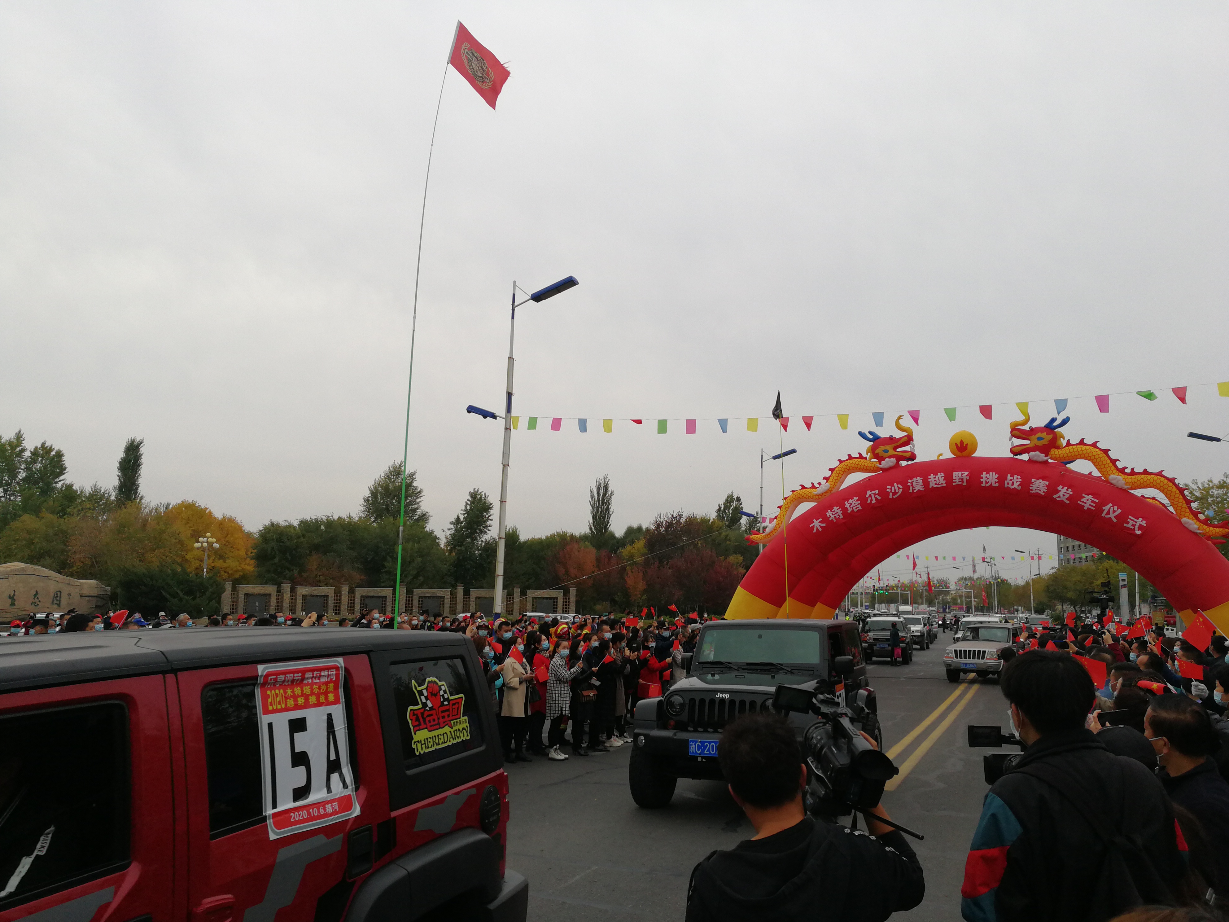 戰雲密布，風沙旋起，馬達轟鳴。10月6日，随着一輛輛越野車馳騁沙海競相角逐，為期三天的新疆博爾塔拉蒙古自治州精河縣第三屆木特塔爾沙漠文化旅遊節拉開帷幕。圖為新疆精河縣第三屆木特塔爾沙漠文化旅遊節活動現場。（記者應江洪 攝）