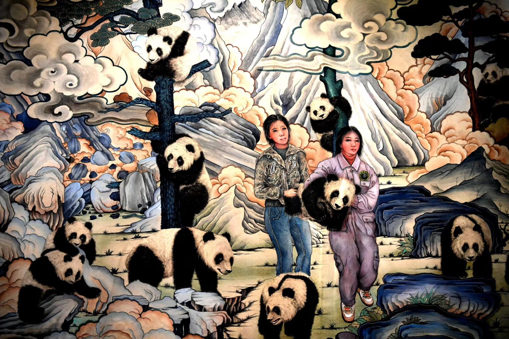 長卷主要採用特殊的唐卡藝術語言，包括11個部分。(記者向蕓攝)