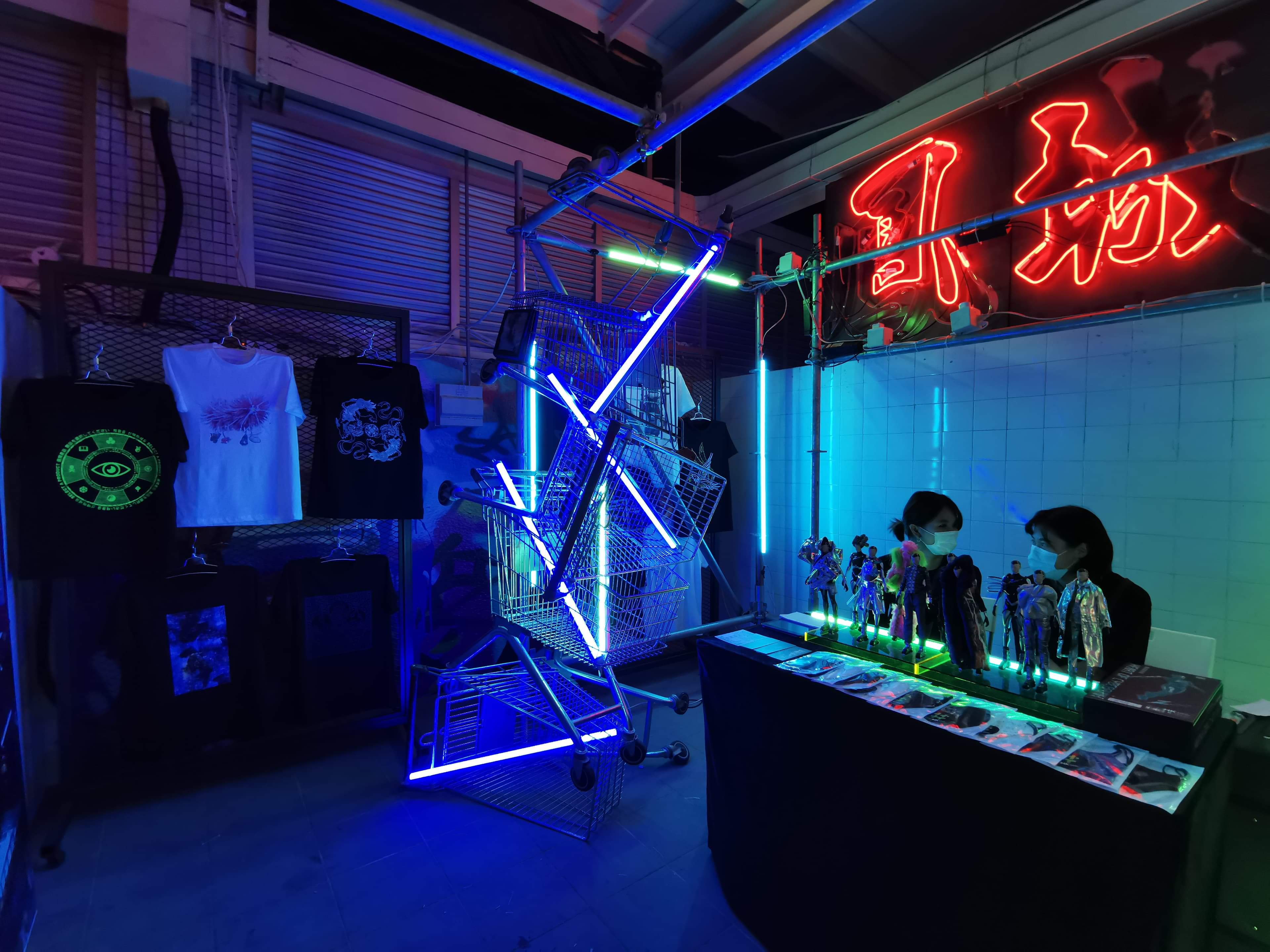 由香港設計中心主辦、於2018年啟動的三年創意旅遊發展計劃「#ddHK 設計#香港地」(Design District Hong Kong)將於今年10月17至25日於深水埗推出全新創意地方營造項目，傾力打造創意時尚體驗「數碼龐克號」，配合2020/21年度主題「transFORM蛻變」，項目將聯同深水埗區內店舖、不同本地創意單位及國際業界精英，以一連串多元化活動及設計將整個深水埗區蛻變成未來城市模樣。（香港文匯網記者吳綺雯）